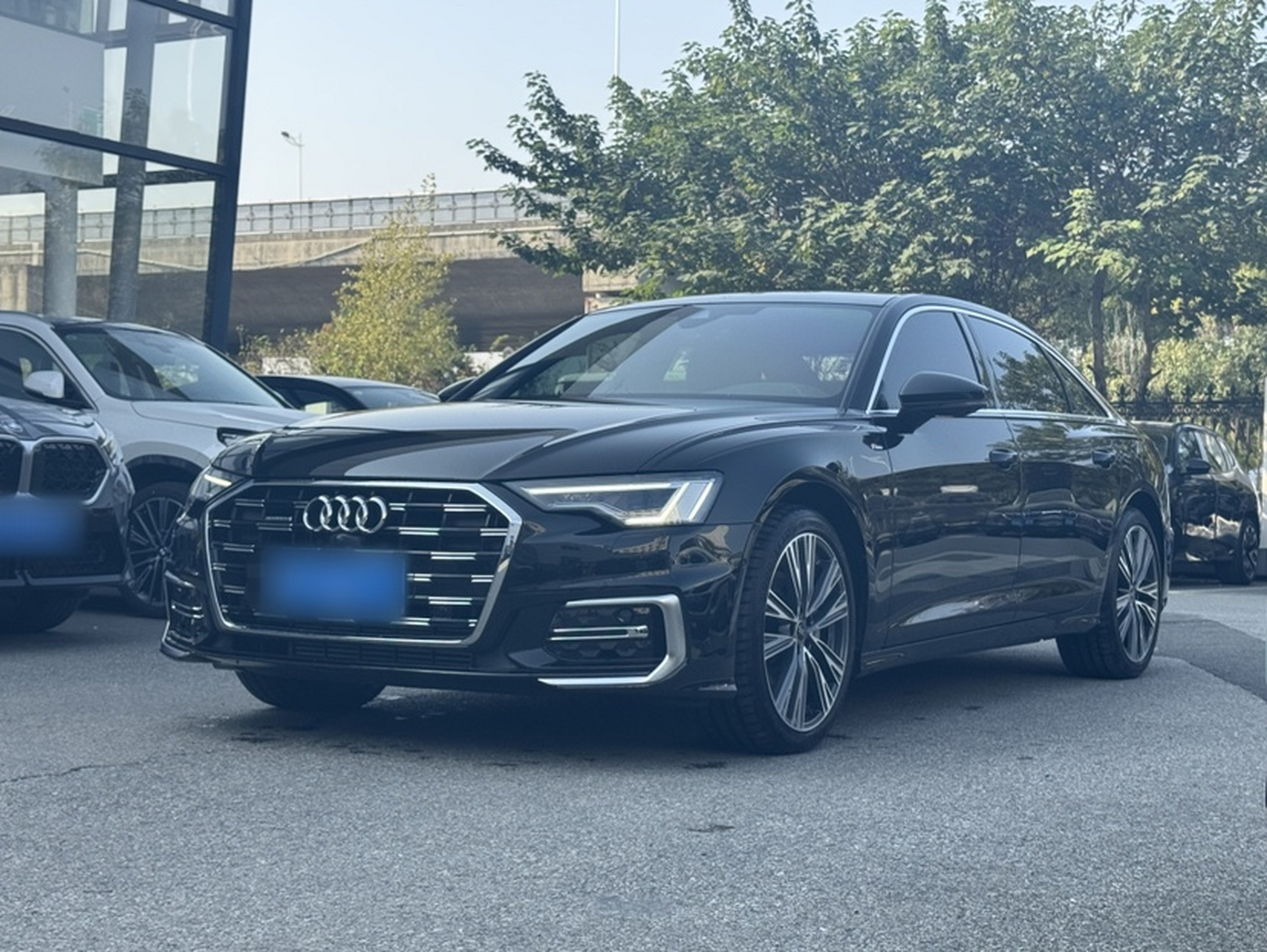 Под передней частью автомобиля