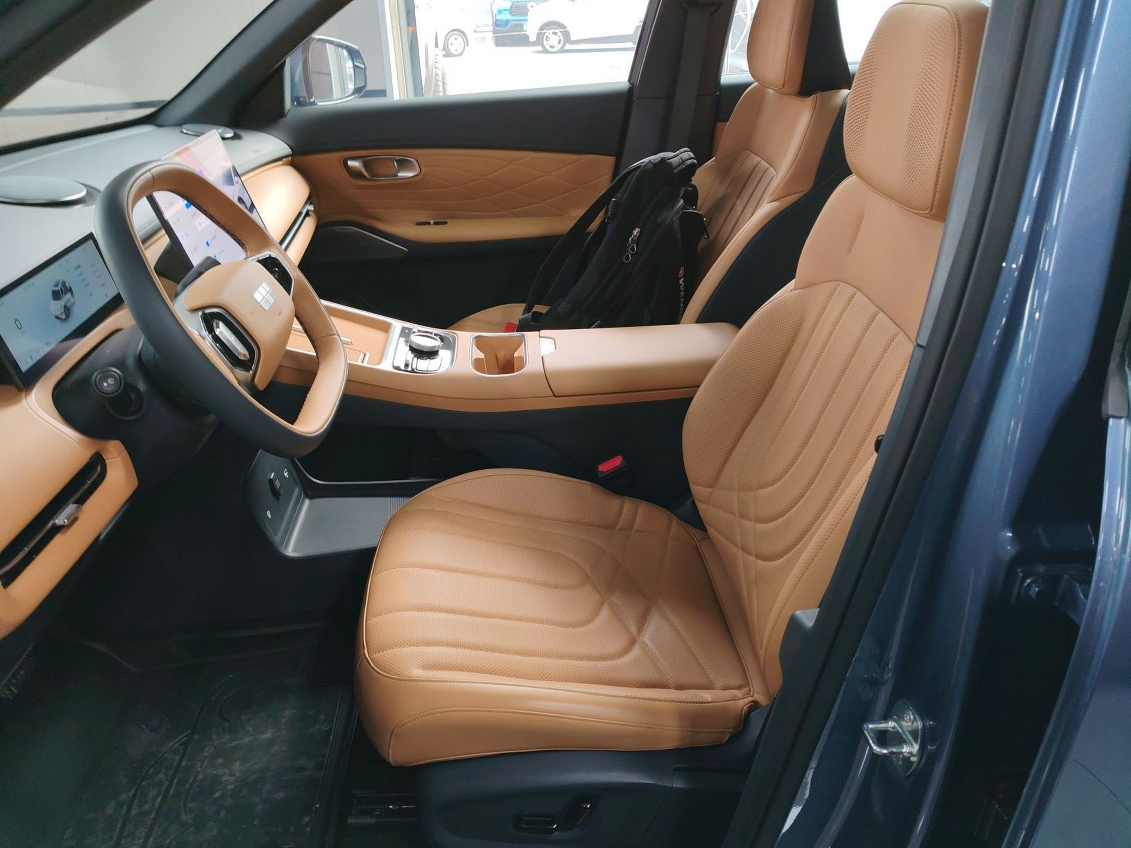 المقاعد الأمامية داخل السيارة