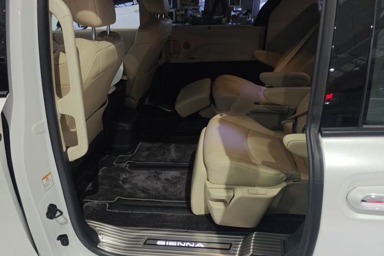 Used Toyota Sienna 2023 2.5L Hybrid Deluxe Edition
