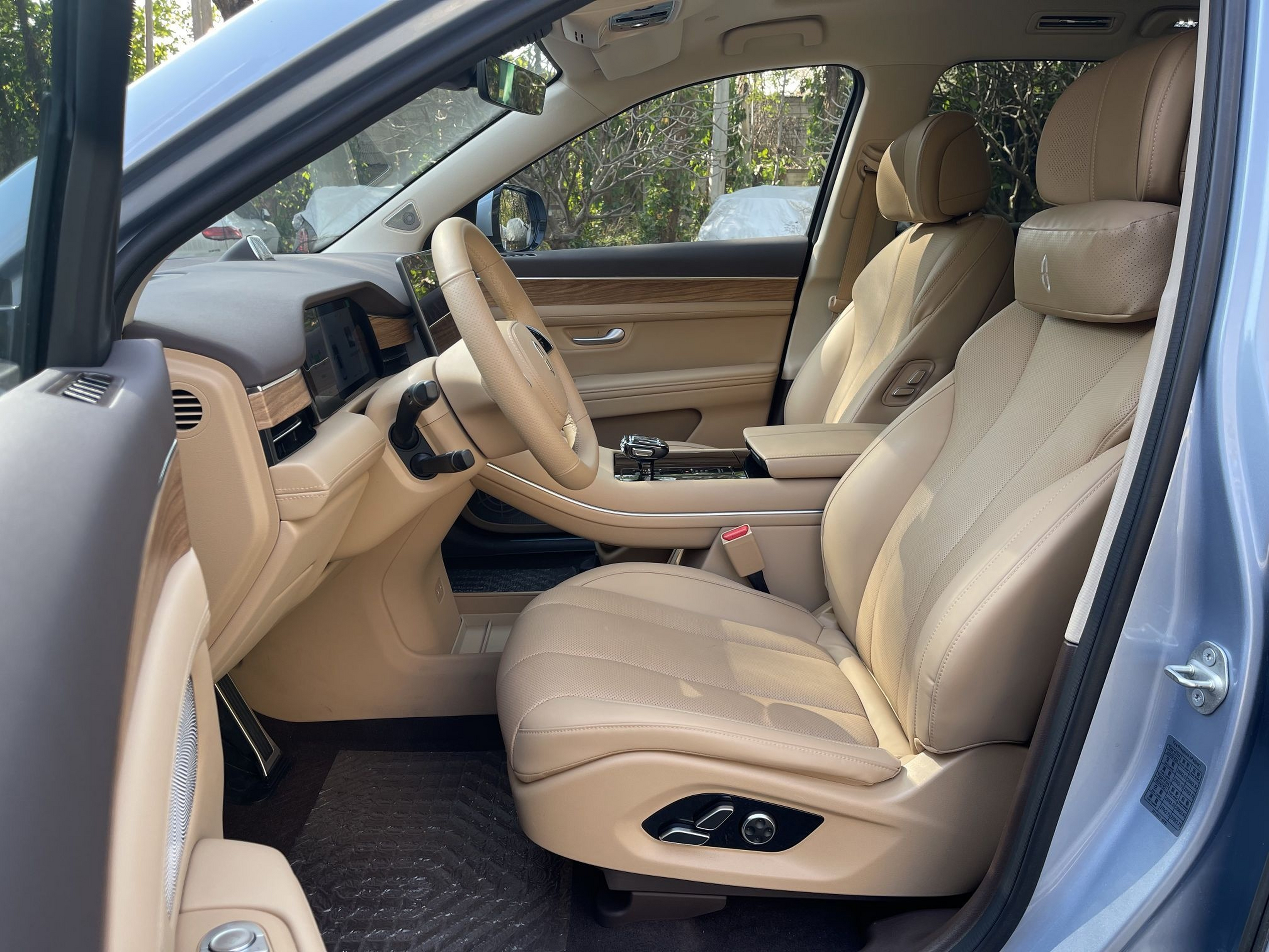 Переднее сиденье в автомобиле