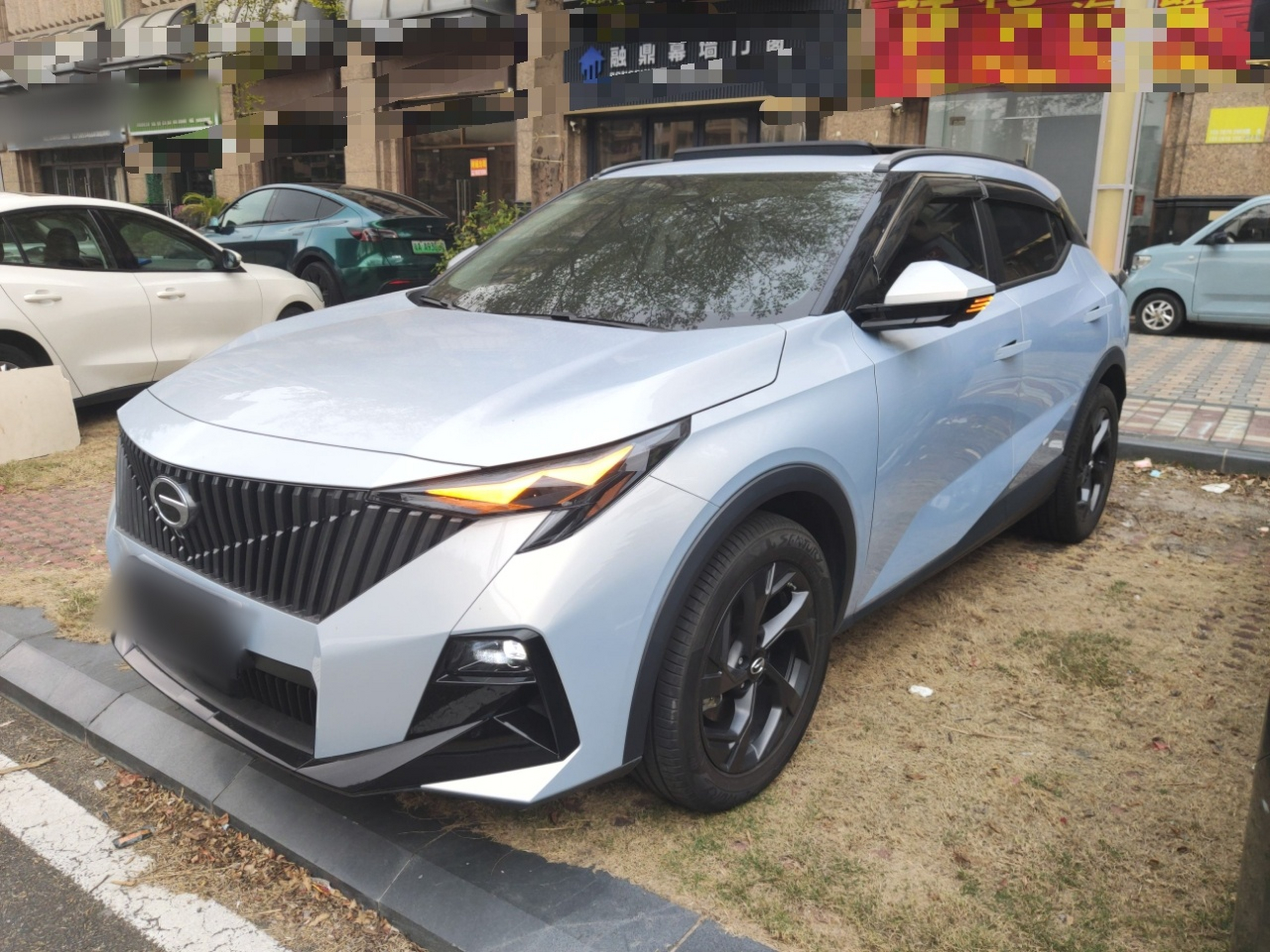 تحت مقدمة السيارة