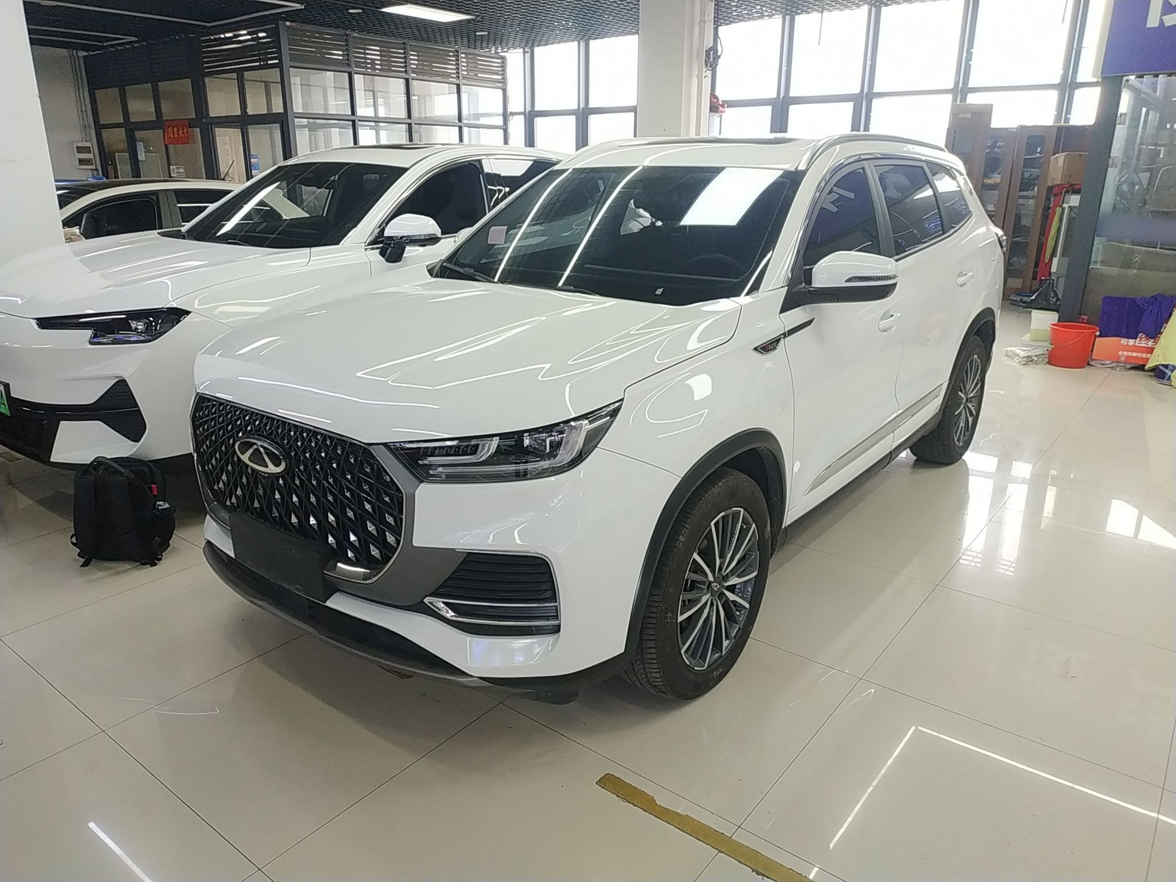 Под передней частью автомобиля