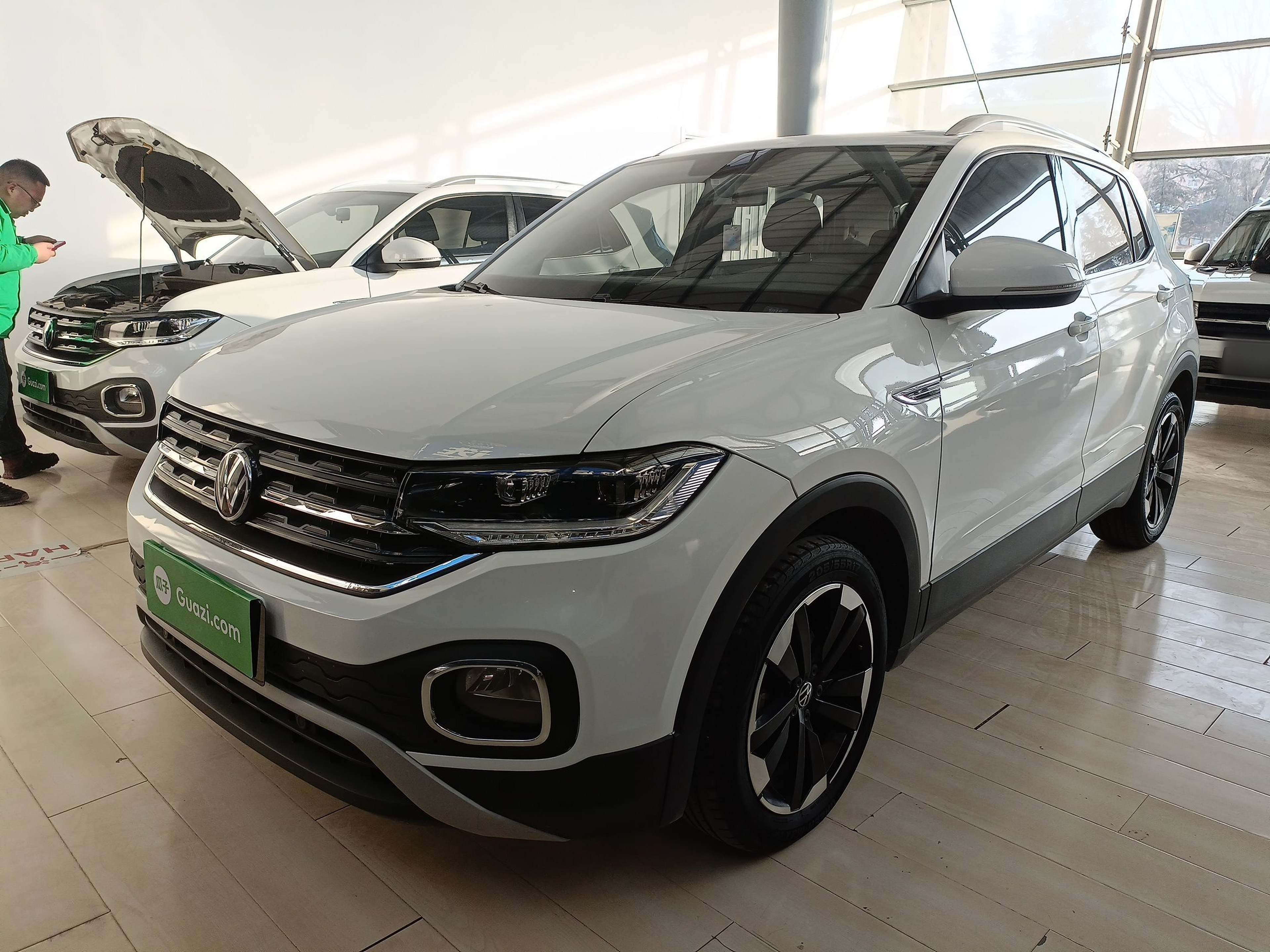 Под передней частью автомобиля