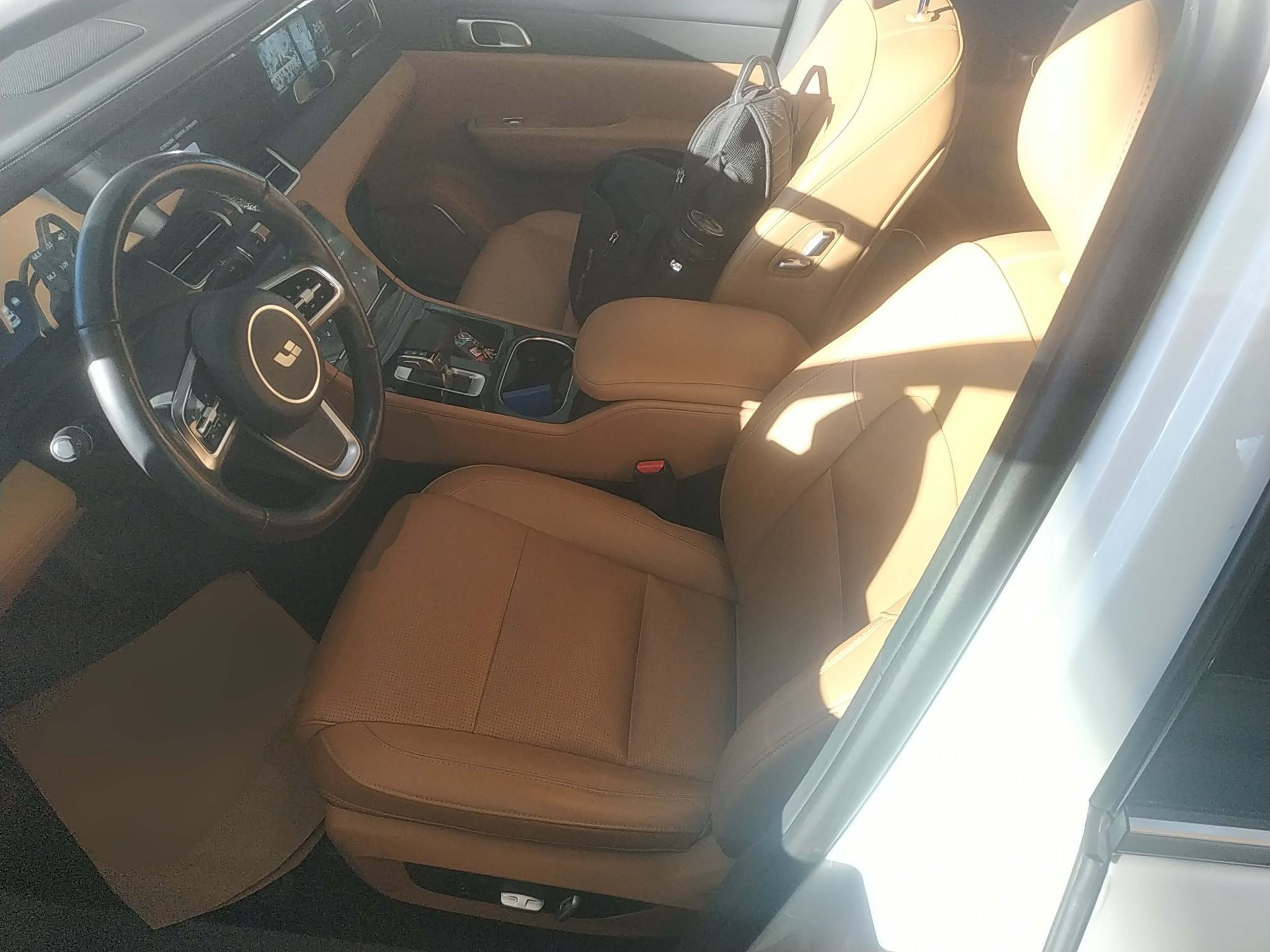 المقاعد الأمامية داخل السيارة