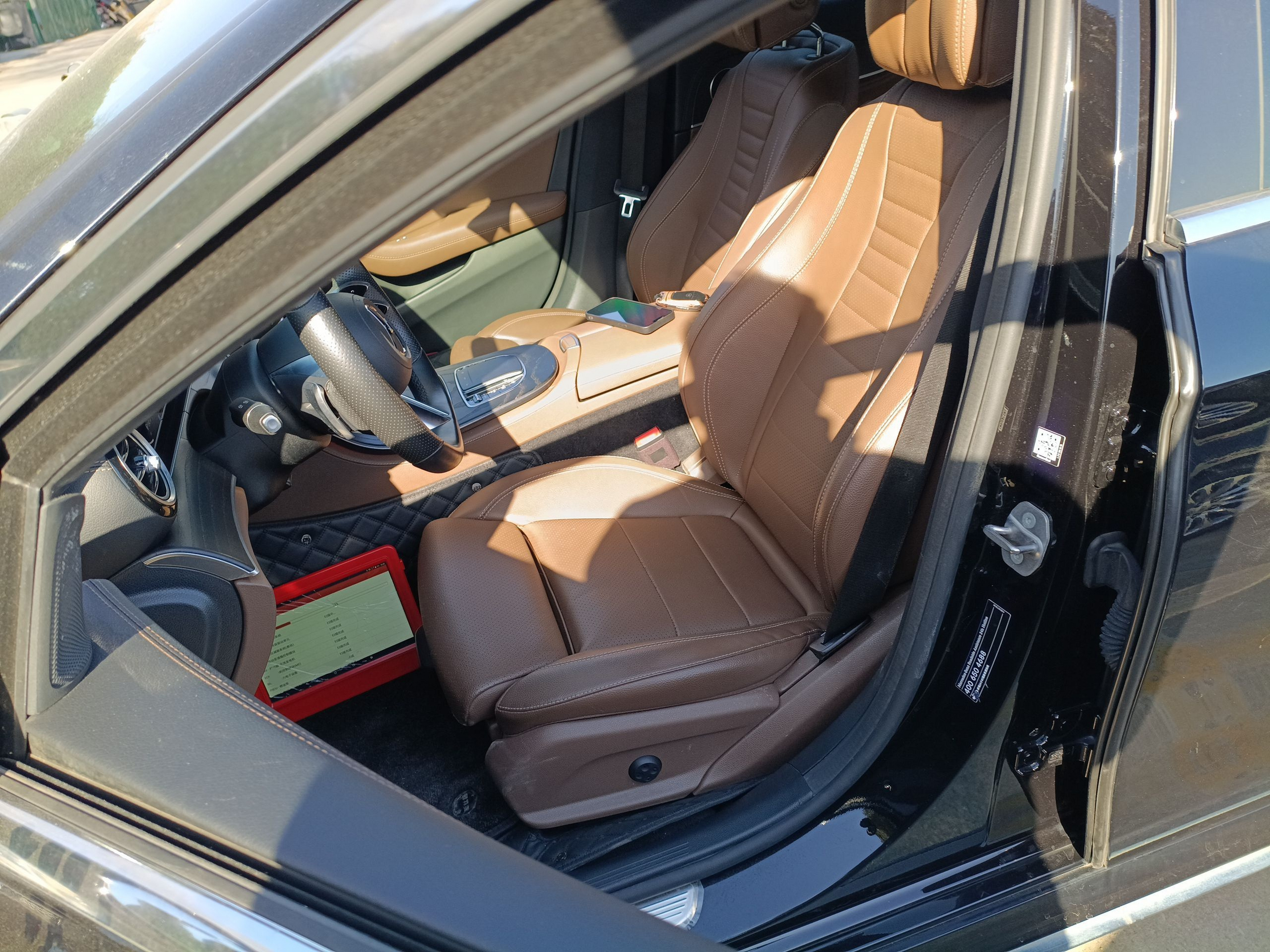 المقاعد الأمامية داخل السيارة