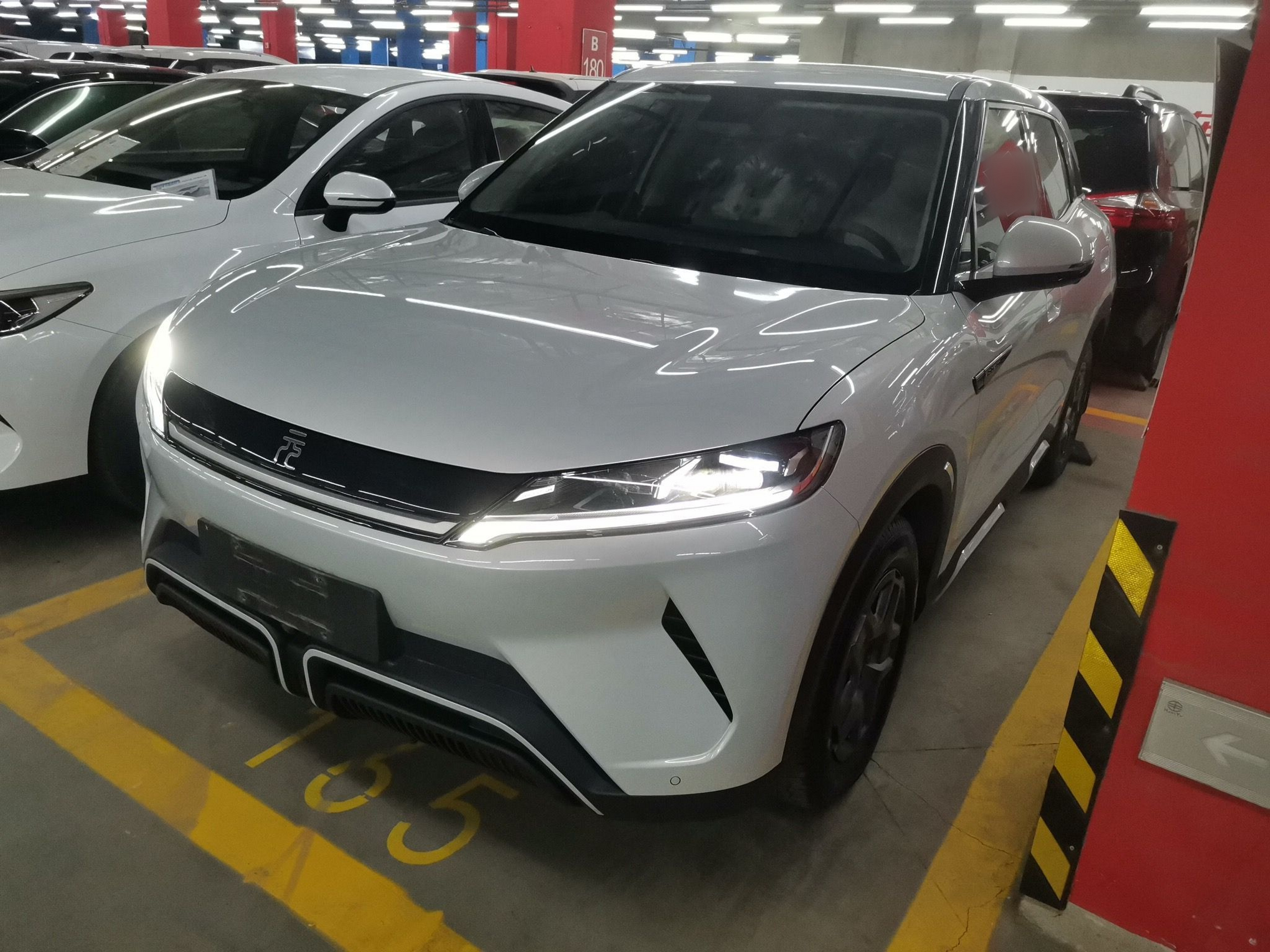 Под передней частью автомобиля