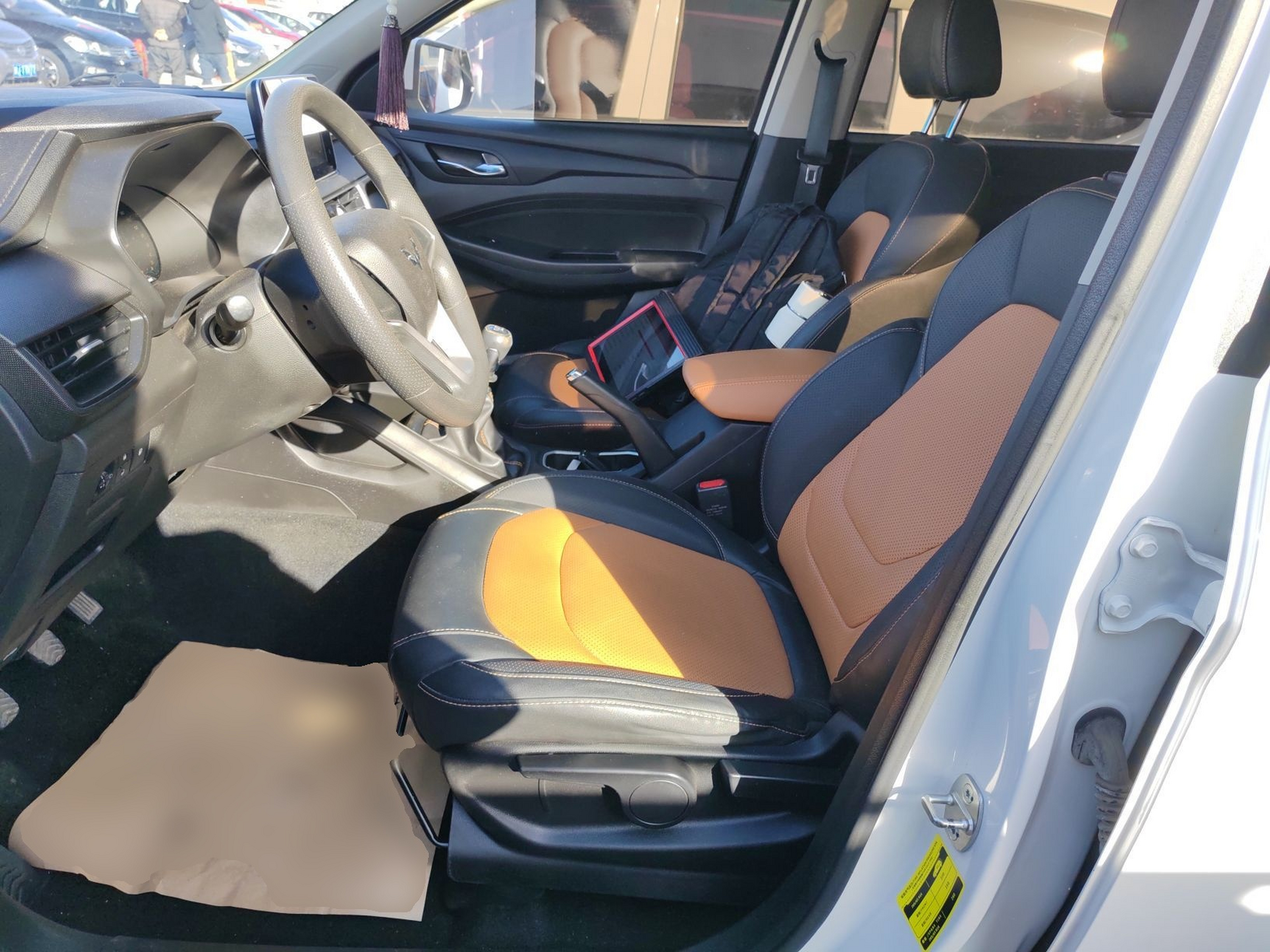 المقاعد الأمامية داخل السيارة