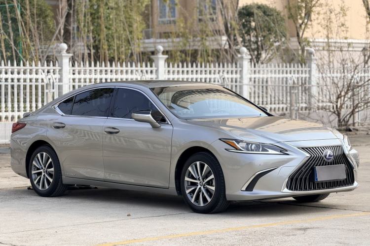 Used Lexus ES 2020 300h Premier Edition
