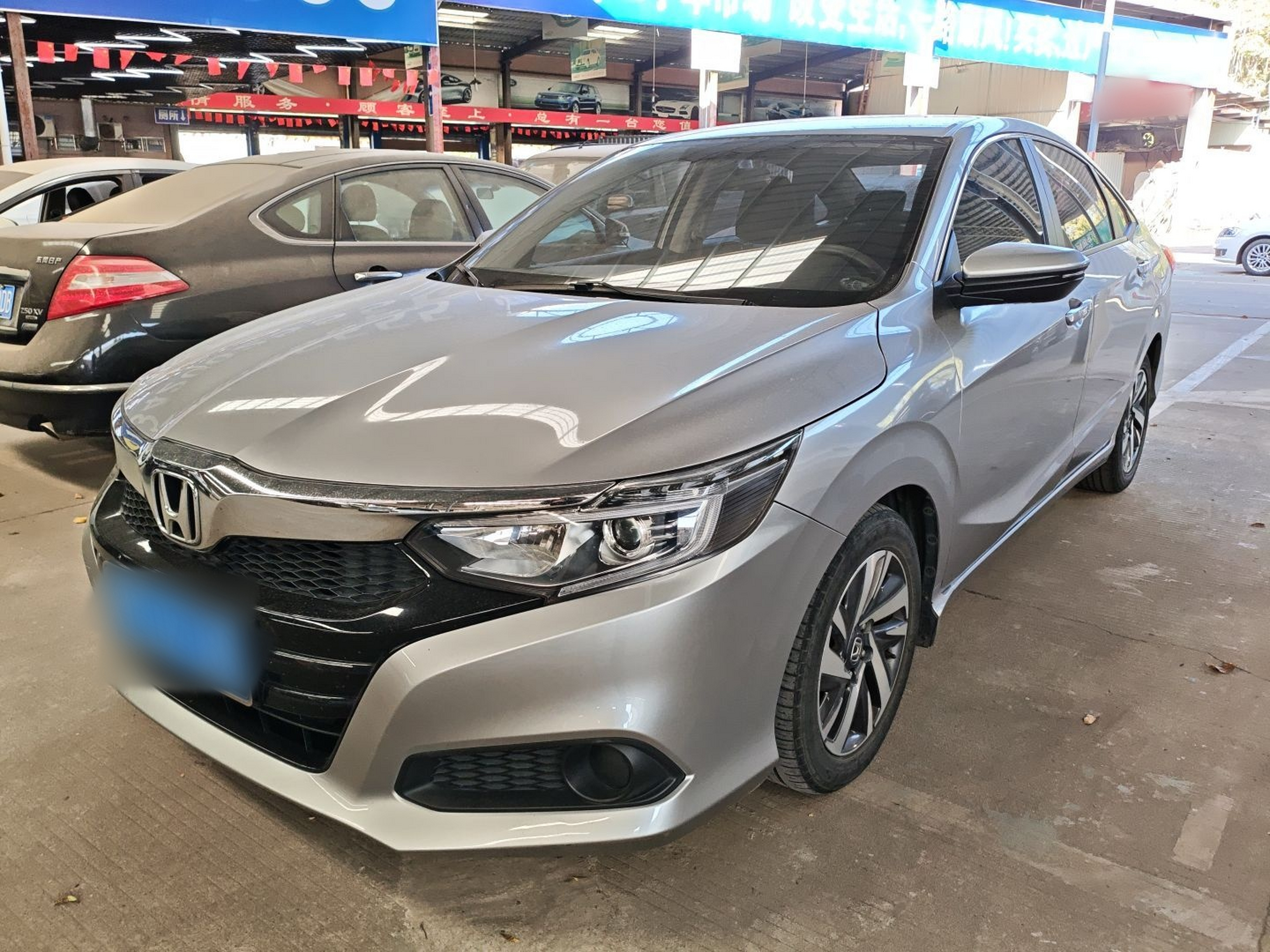 تحت مقدمة السيارة