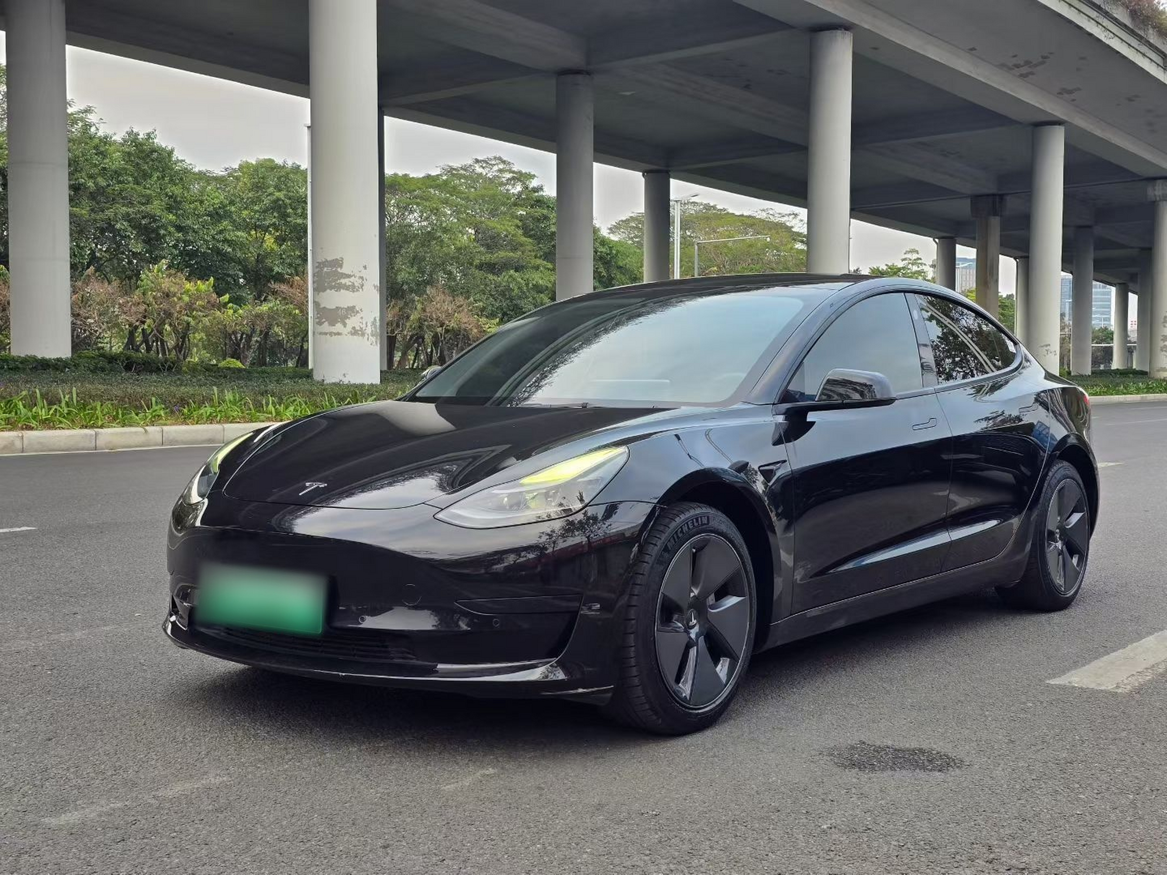 Под передней частью автомобиля