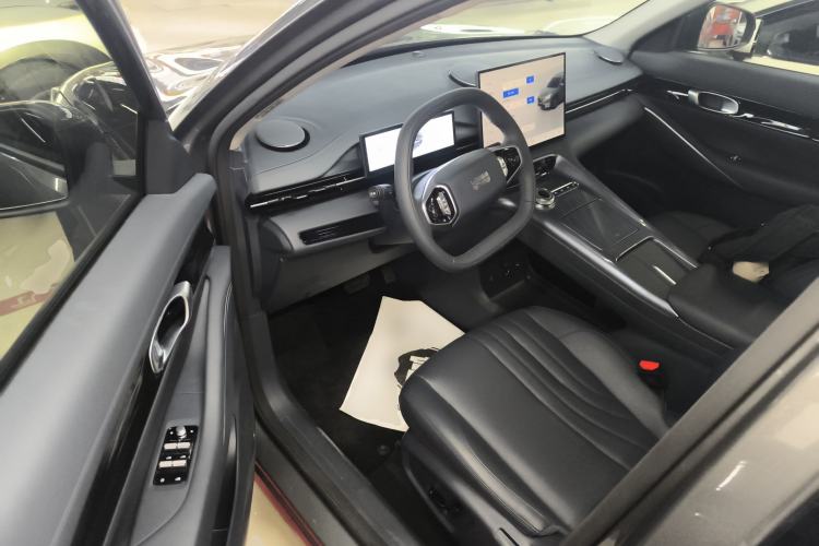 Used  E5 2024 440km Launch Edition
