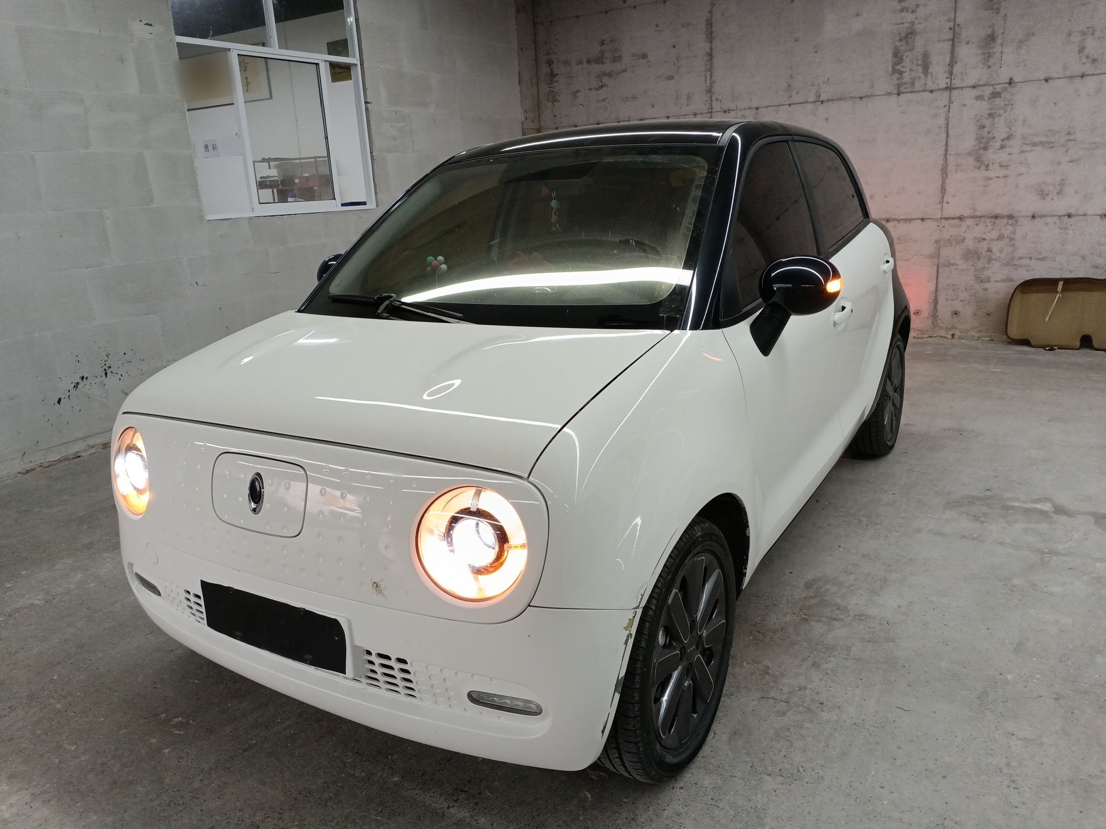 Под передней частью автомобиля