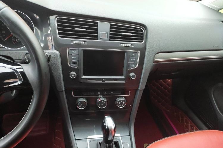 Used Volkswagen Golf 2017 1.6L Automatic Comfort Million-Vehicle Anniversary Edition
