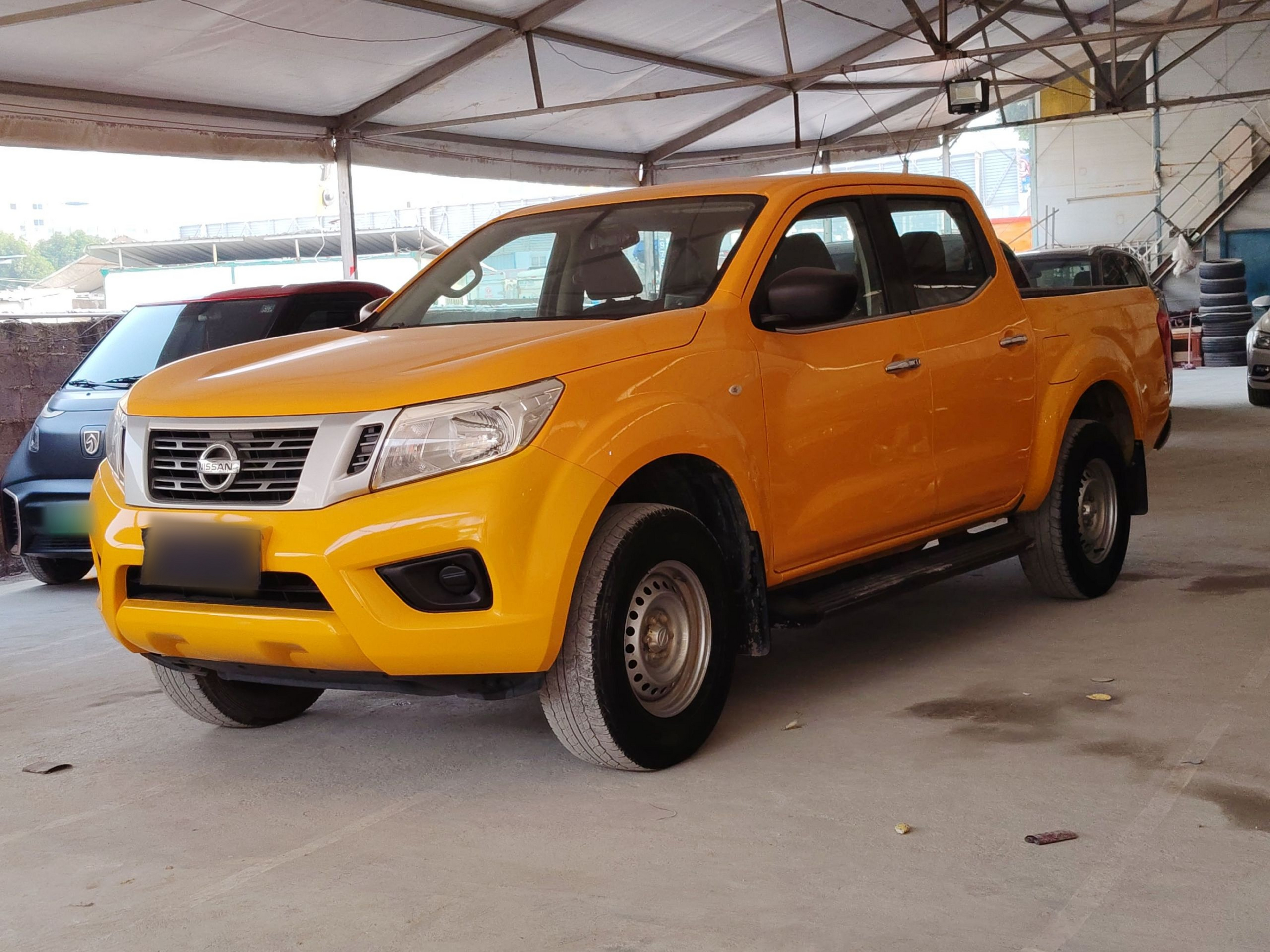 Под передней частью автомобиля