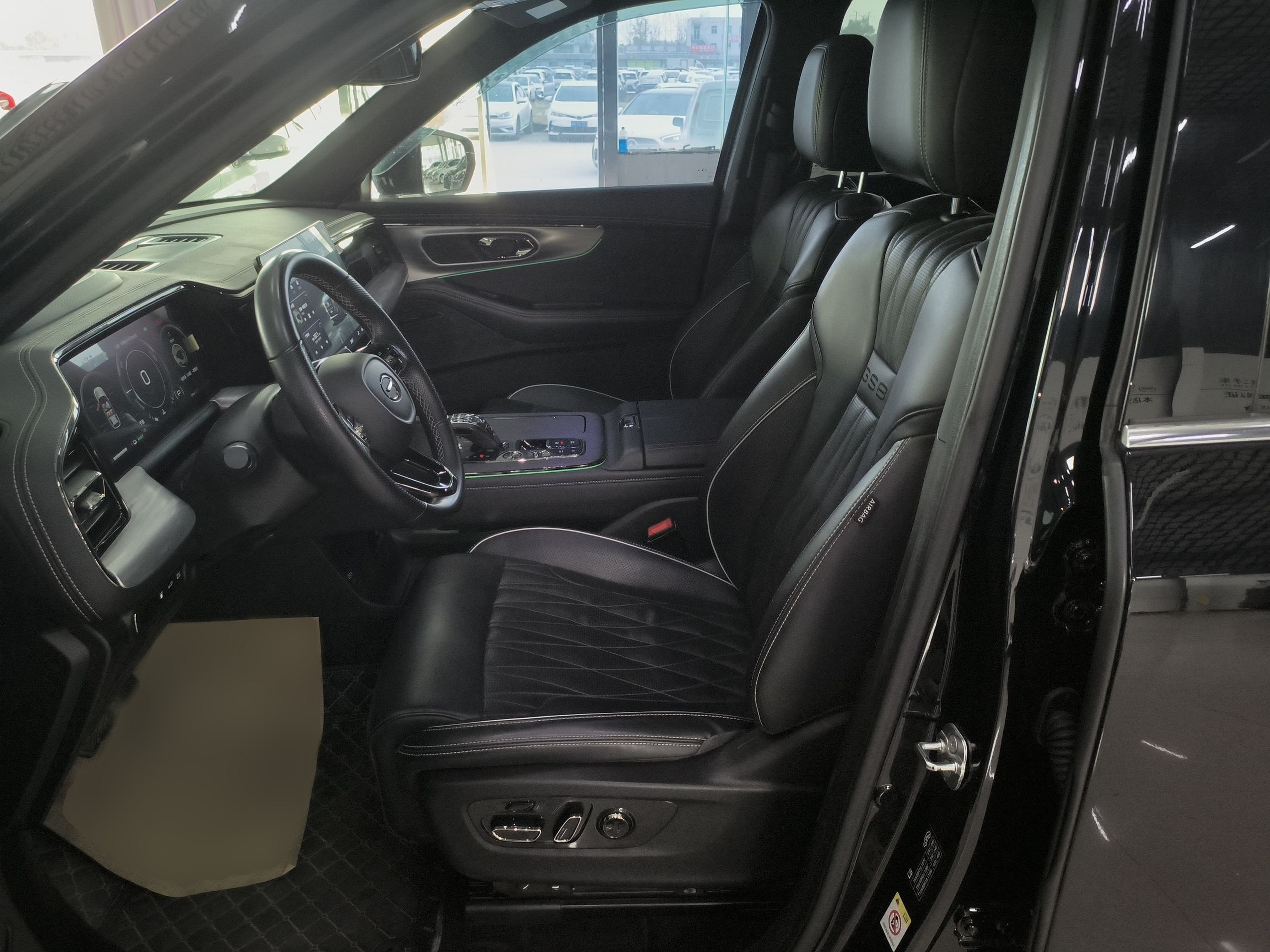 المقاعد الأمامية داخل السيارة