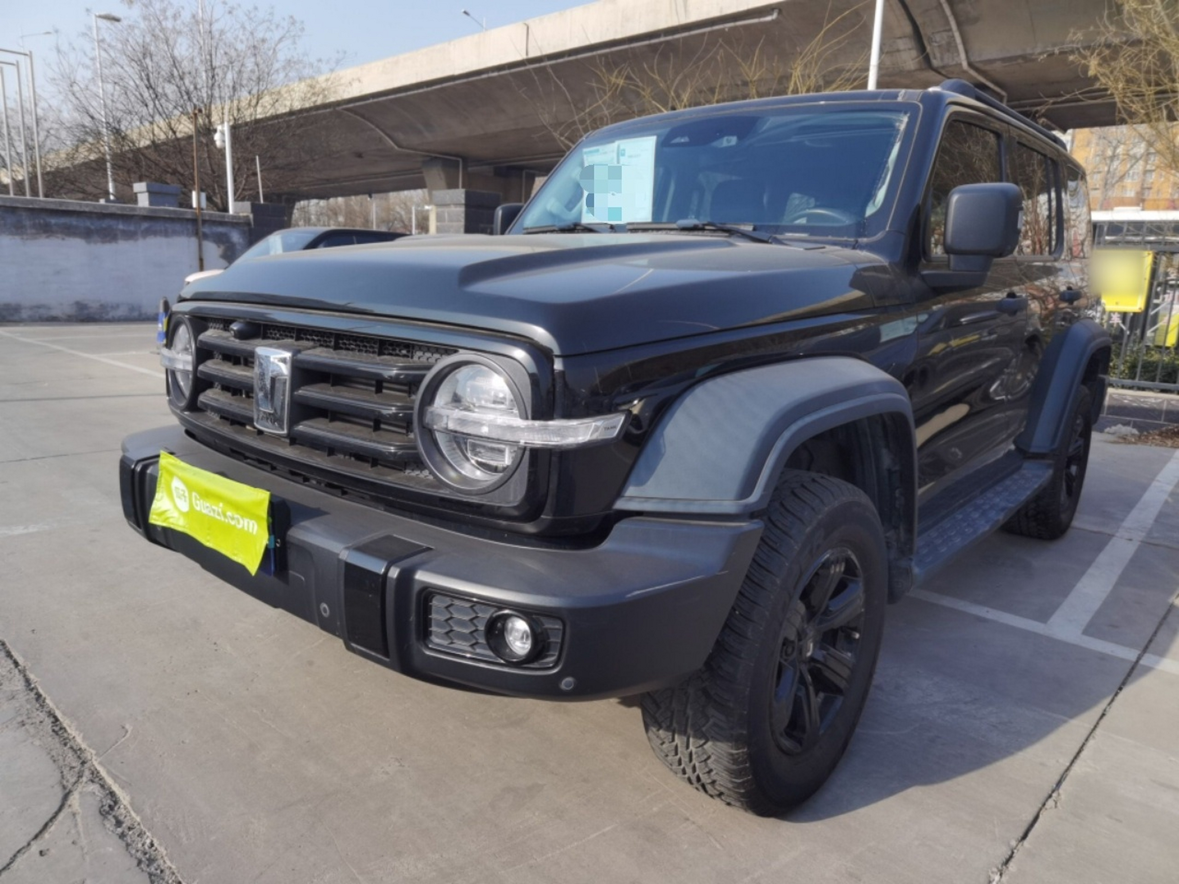 تحت مقدمة السيارة