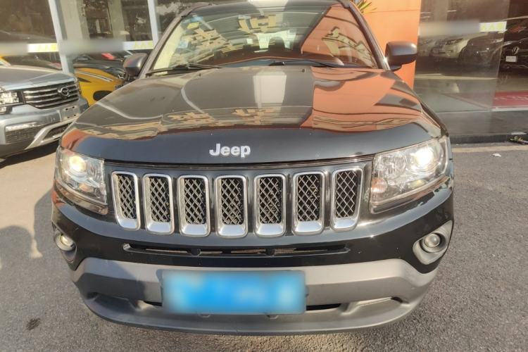 Used  Compass 2015 2.0L two-wheel drive sport version
