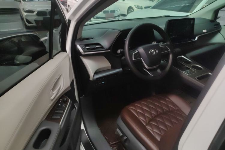 Used Toyota Sienna 2023 2.5L Hybrid Comfort Edition
