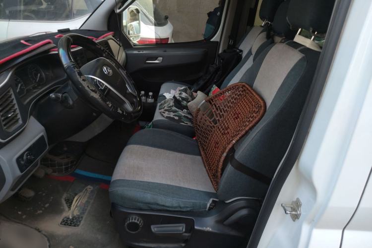 Used SAIC MAXUS Xintu V80 2023 2.0T Manual Classic Aoyuntong Power Version Short Wheelbase Mid-Height 5/6-Seater