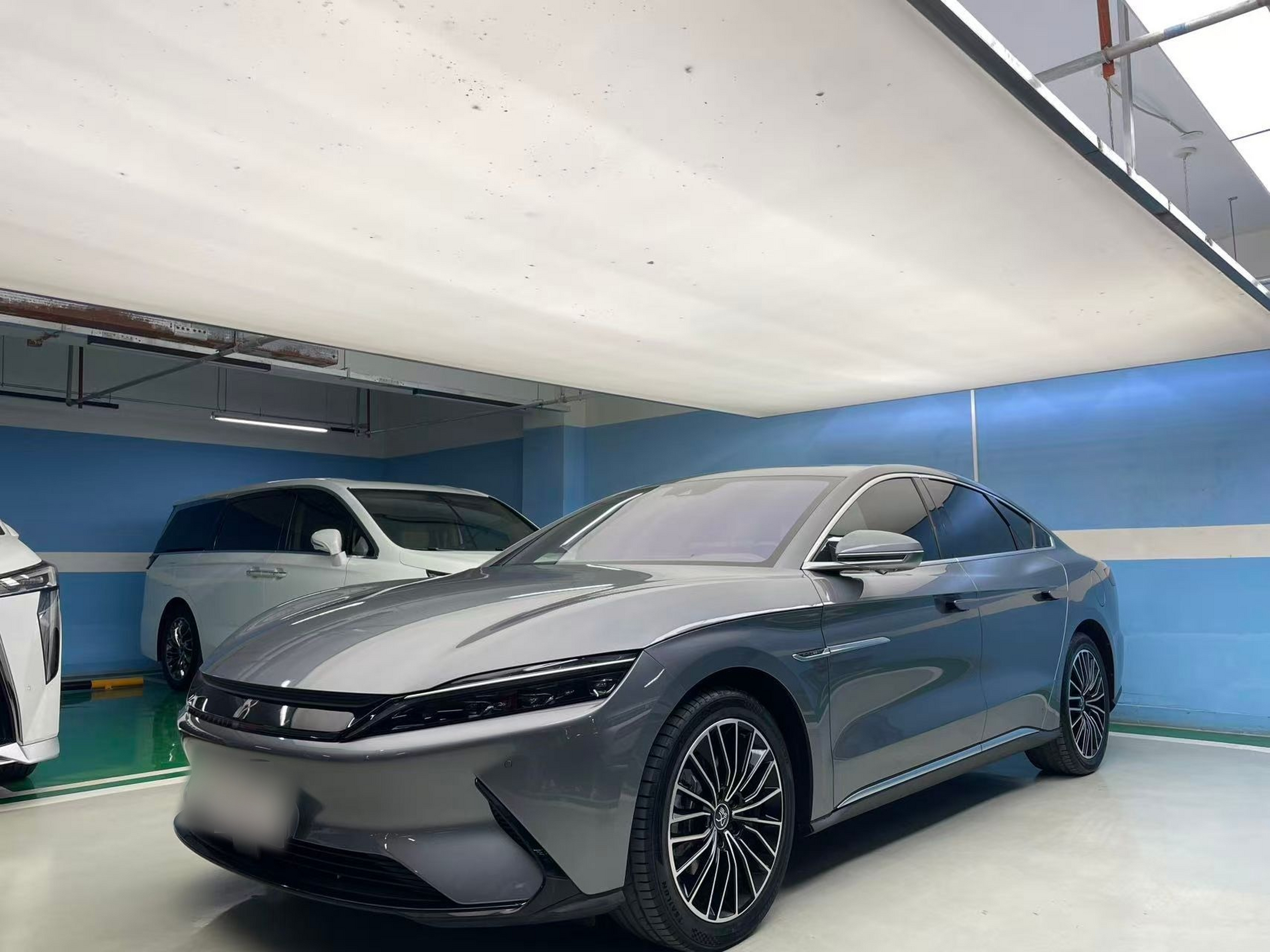 Под передней частью автомобиля