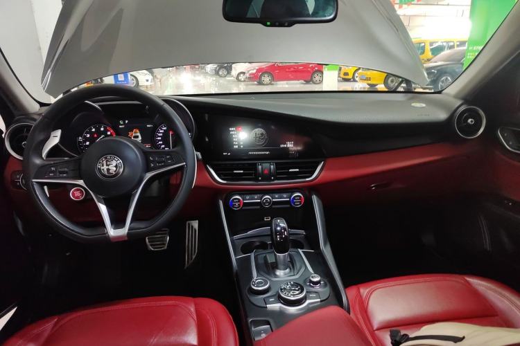 Used Alfa Romeo Giulia 2017 2.0T 280HP Luxury Edition
