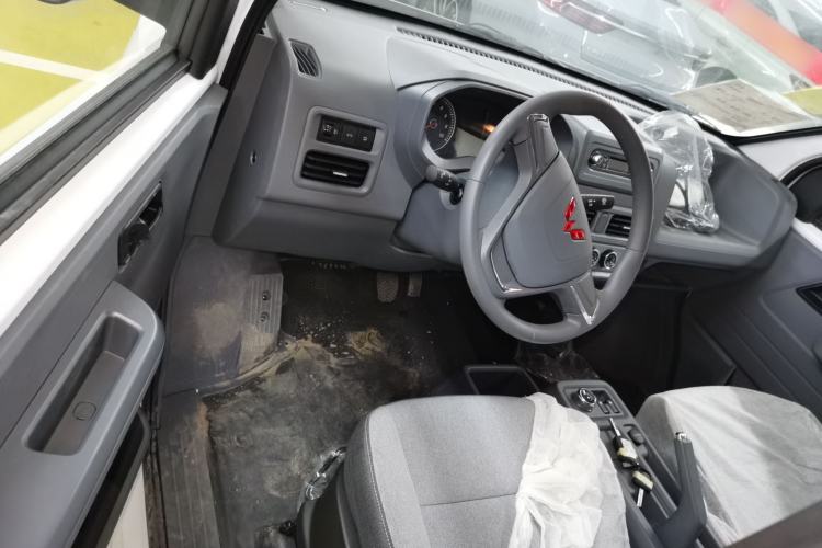 Used Wuling Yangguang 2024 300KM Comfort Version Passenger Van 75kW
