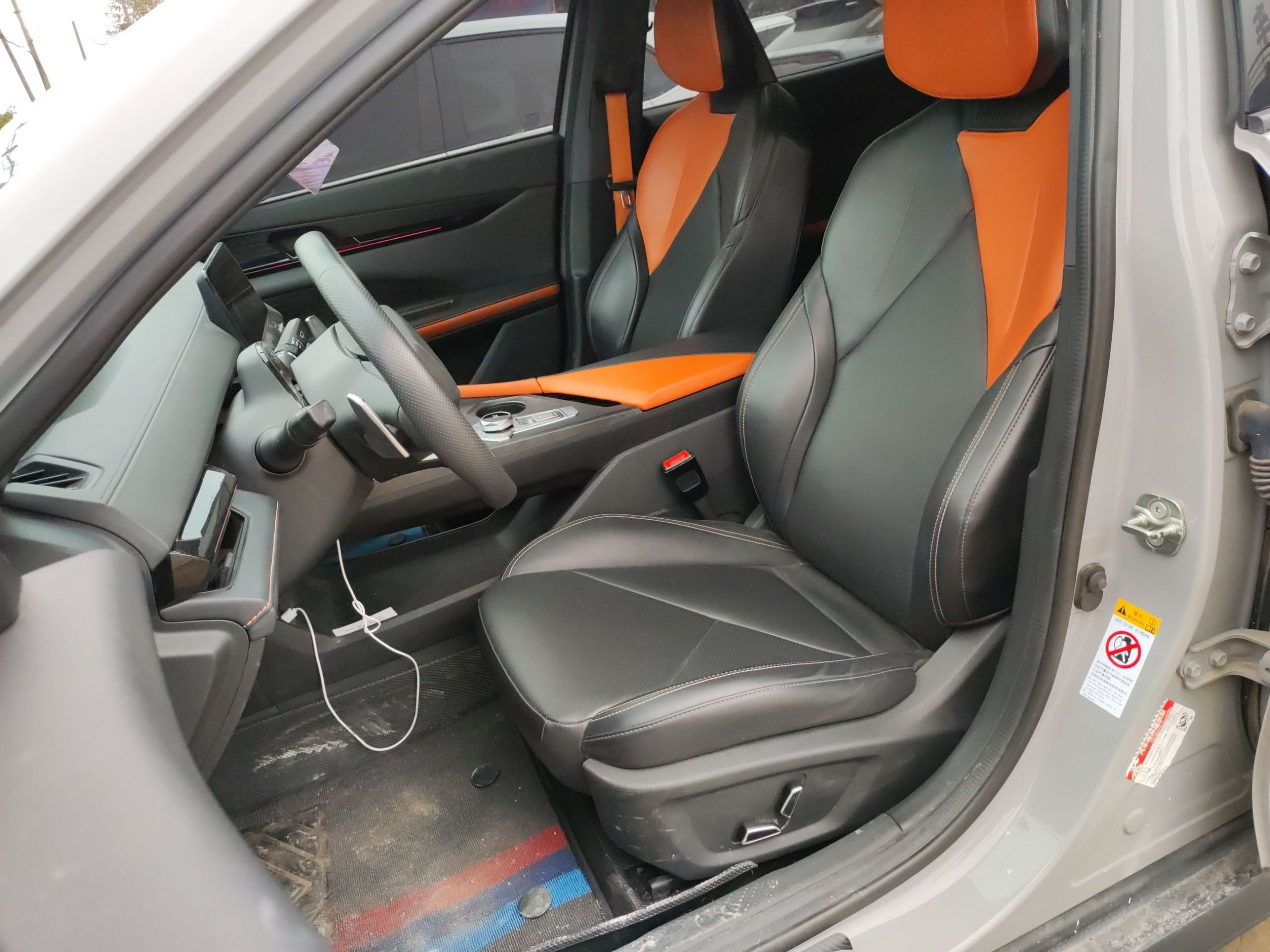 المقاعد الأمامية داخل السيارة