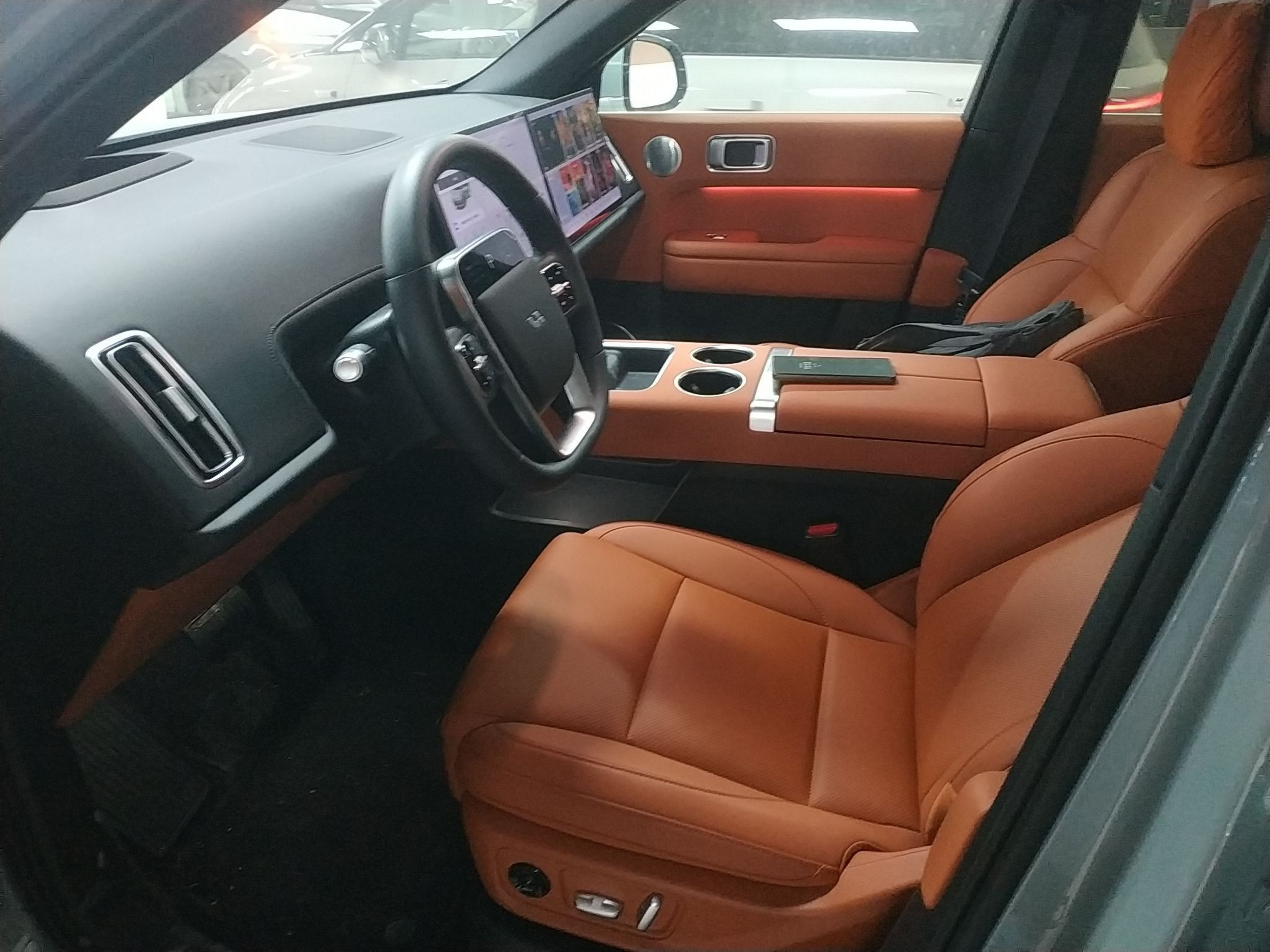 المقاعد الأمامية داخل السيارة