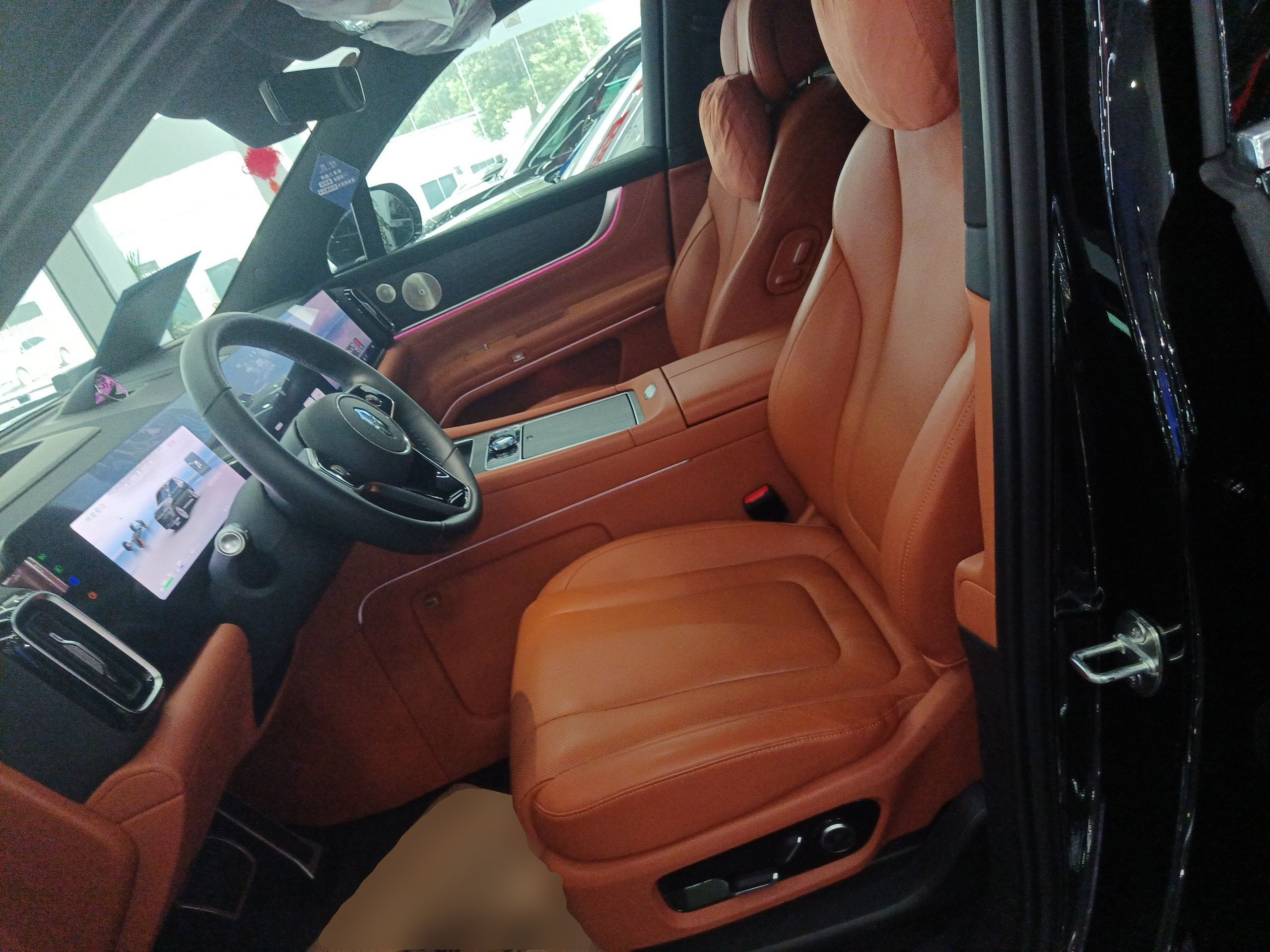 المقاعد الأمامية داخل السيارة