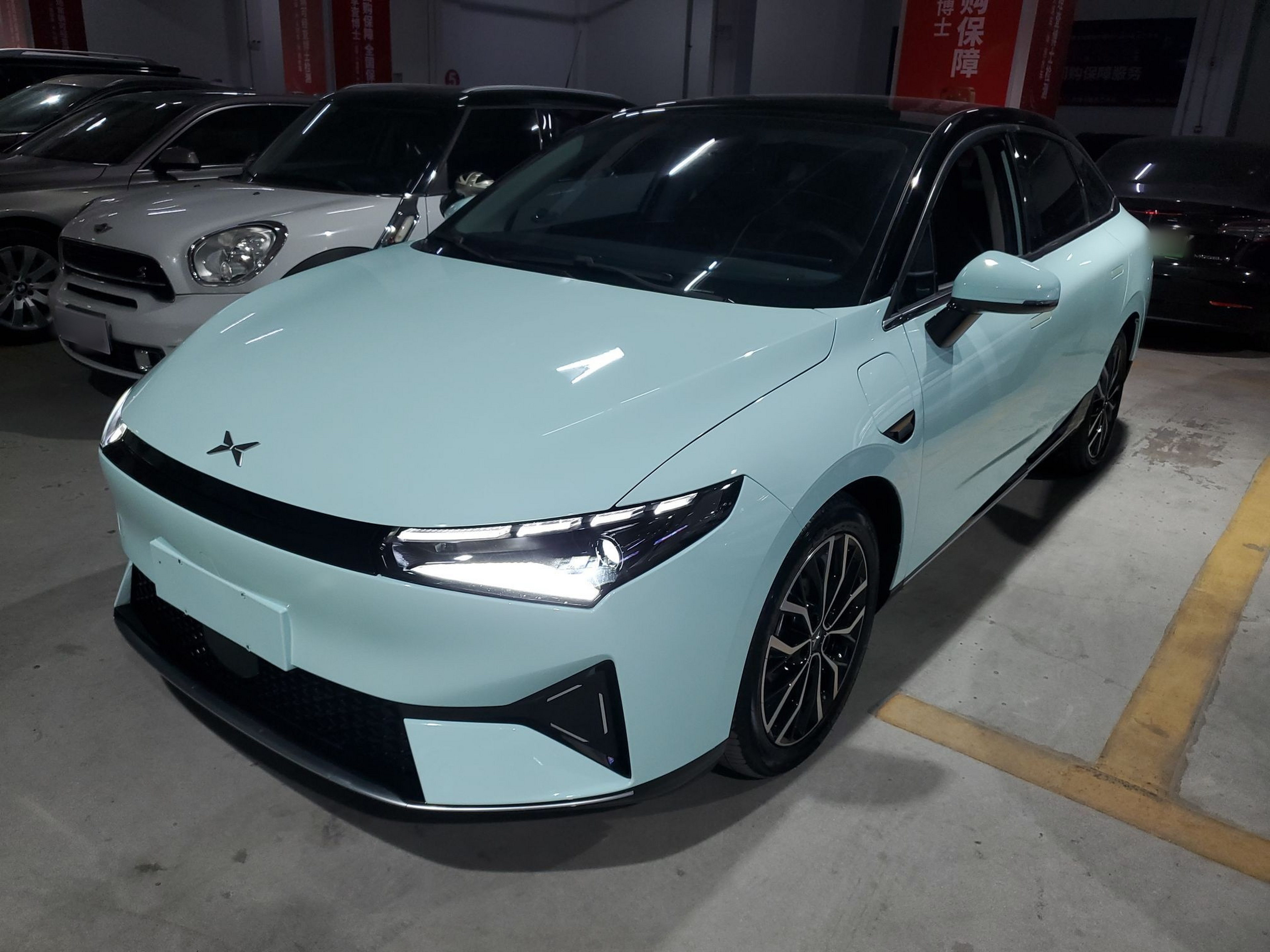 تحت مقدمة السيارة