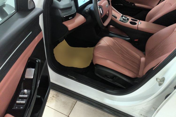 Used  L6 2025 EM-i 140km Starship Edition
