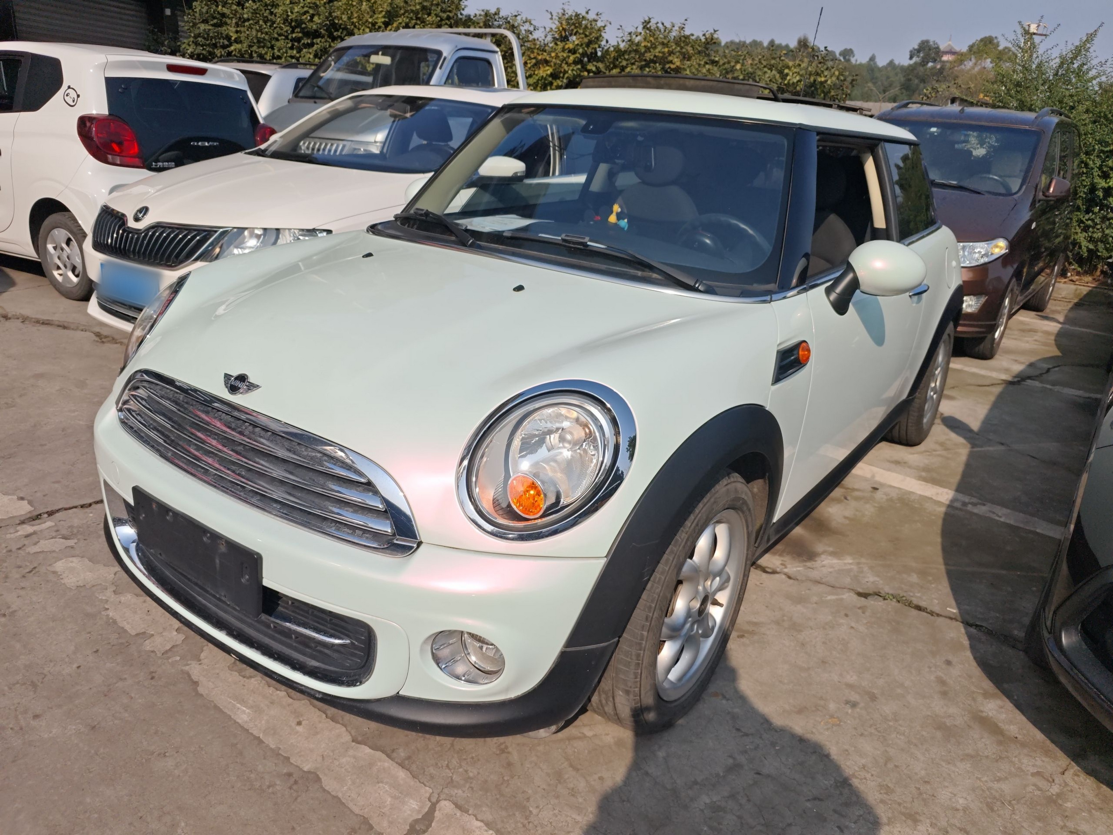 تحت مقدمة السيارة