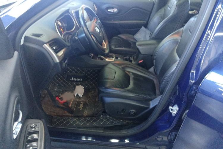 Used  Cherokee 2017 2.4L Leading Smart Edition
