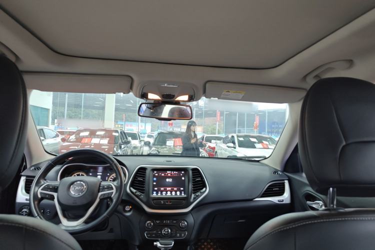 Used  Cherokee 2020 2.0L Two-Wheel Drive Classic Sports Edition