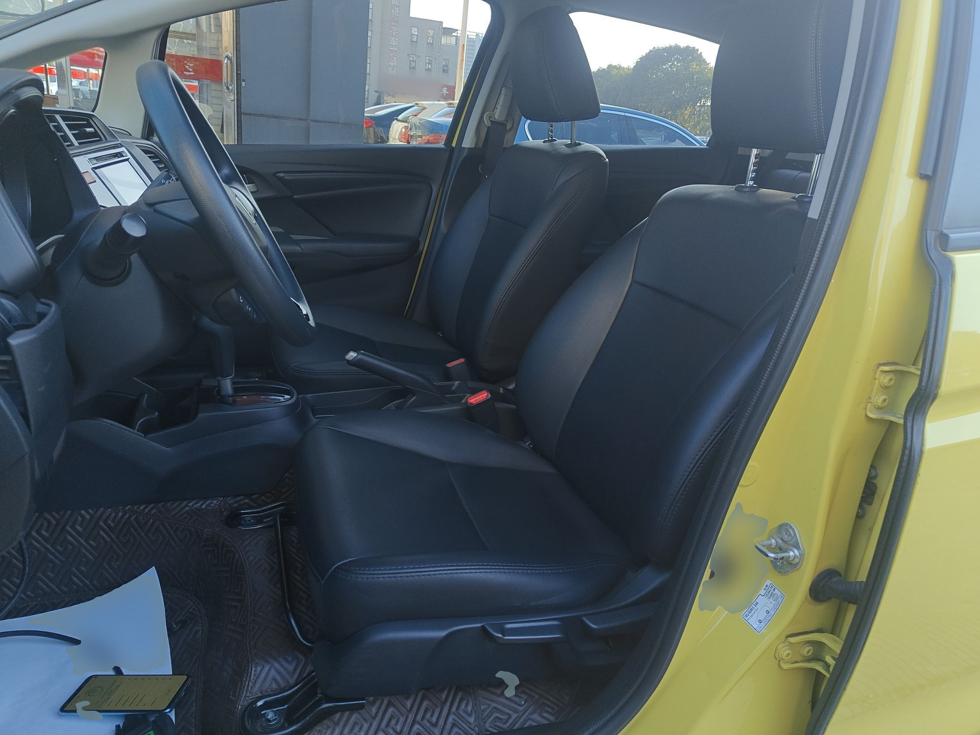 المقاعد الأمامية داخل السيارة