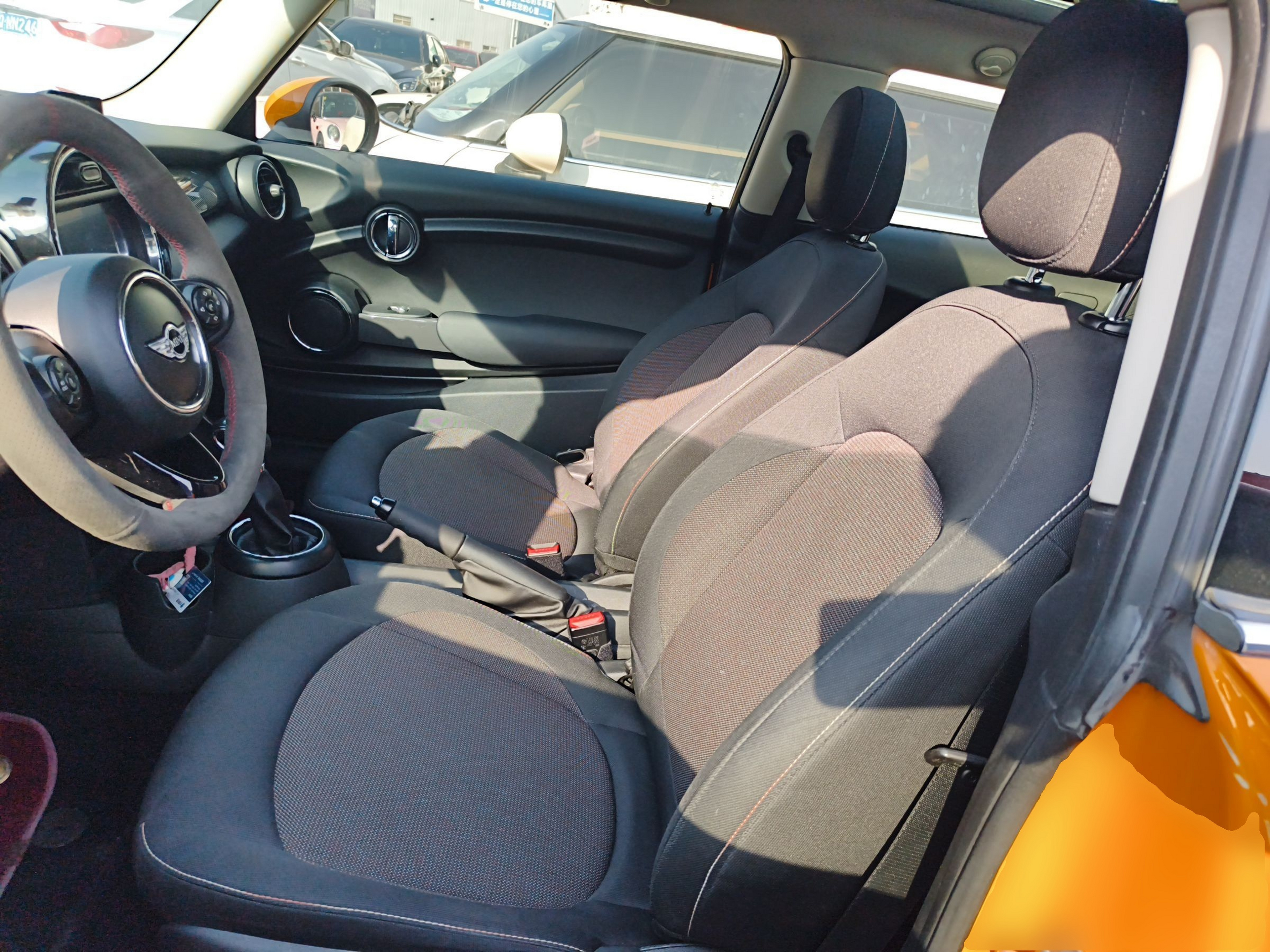 المقاعد الأمامية داخل السيارة