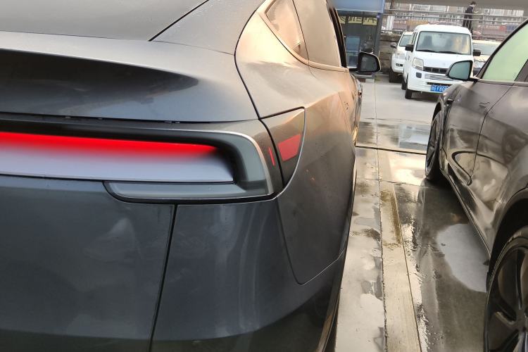 Used Tesla Model Y 2025 Long-Range All-Wheel-Drive Version