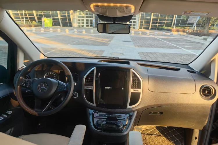 Used Mercedes-Benz Vito 2018 2.0T Elite Version 9 Seats China VI Emission Standard
