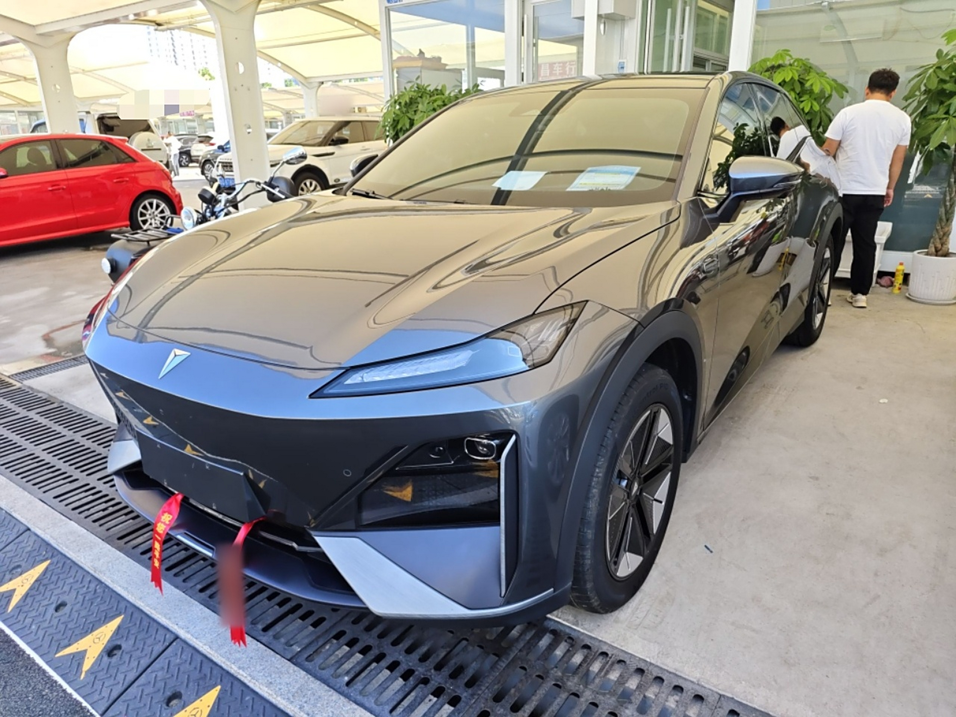 Под передней частью автомобиля