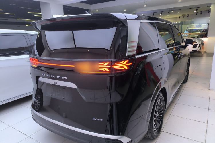 Used Denza D9 2022 EV 600 Four-Wheel Drive Prestige Model
