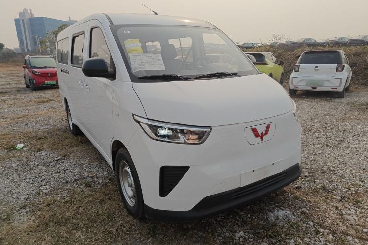Used Wuling Yangguang 2024 300KM Comfort Version Passenger Van 75kW