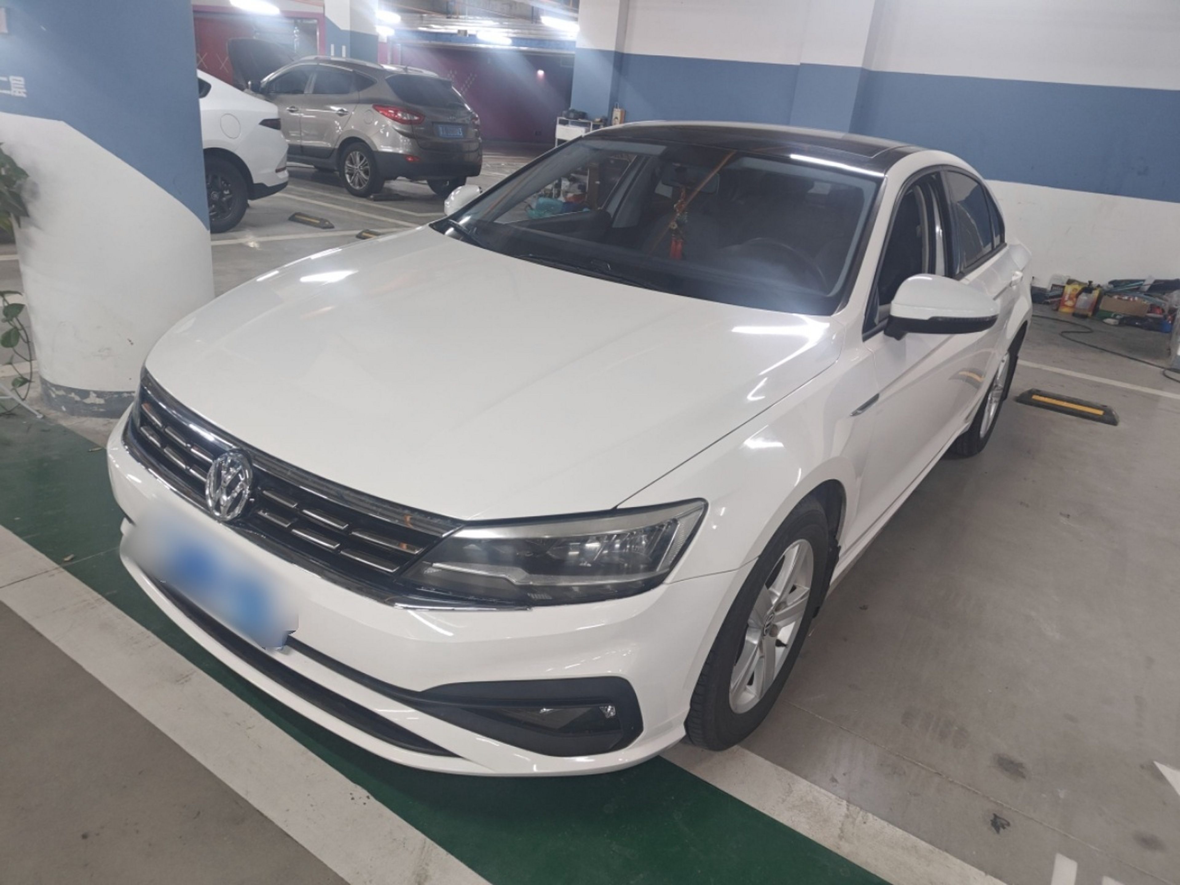 Под передней частью автомобиля