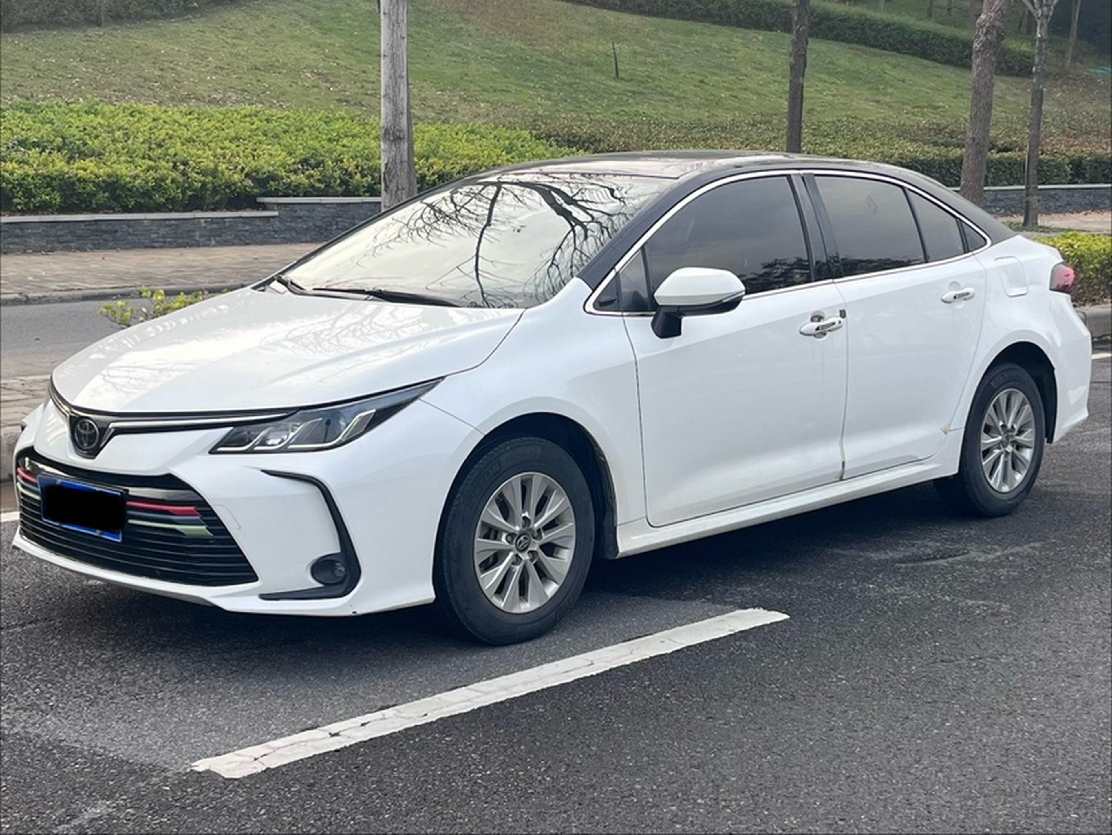 Под передней частью автомобиля