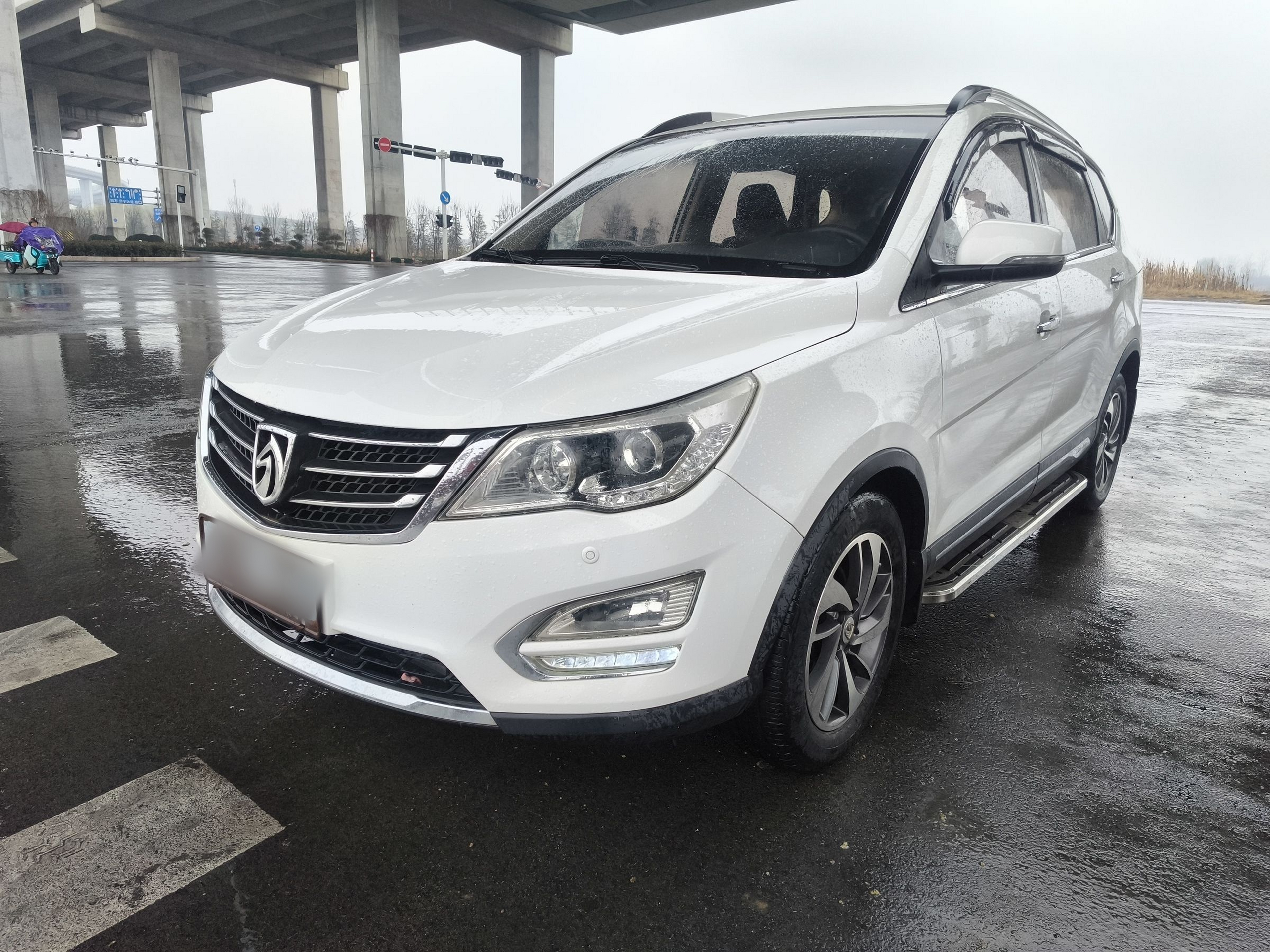 Под передней частью автомобиля