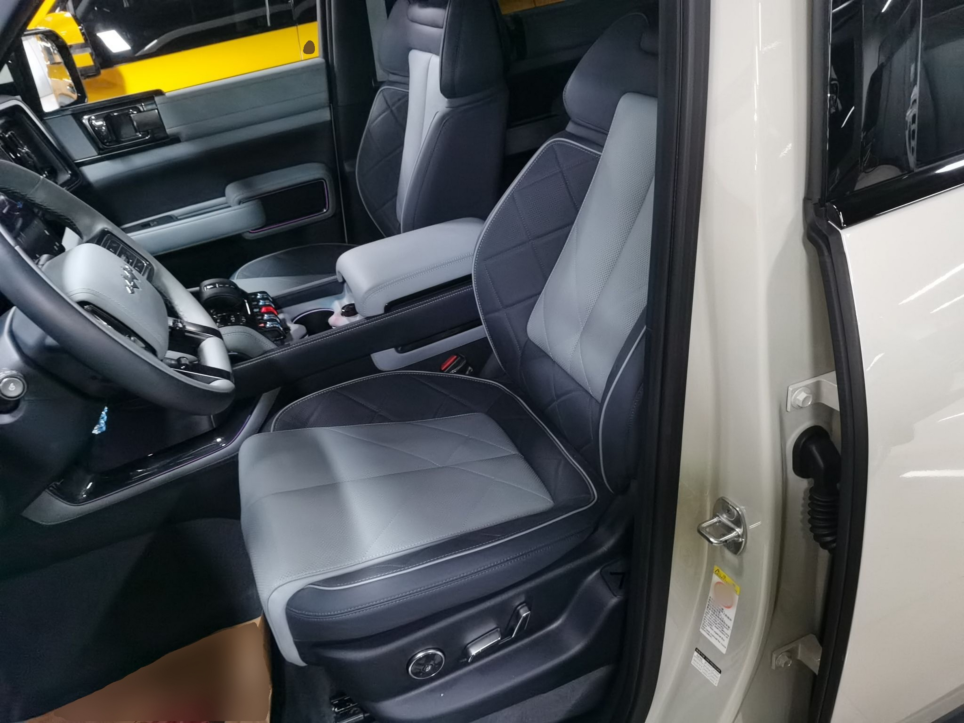 المقاعد الأمامية داخل السيارة