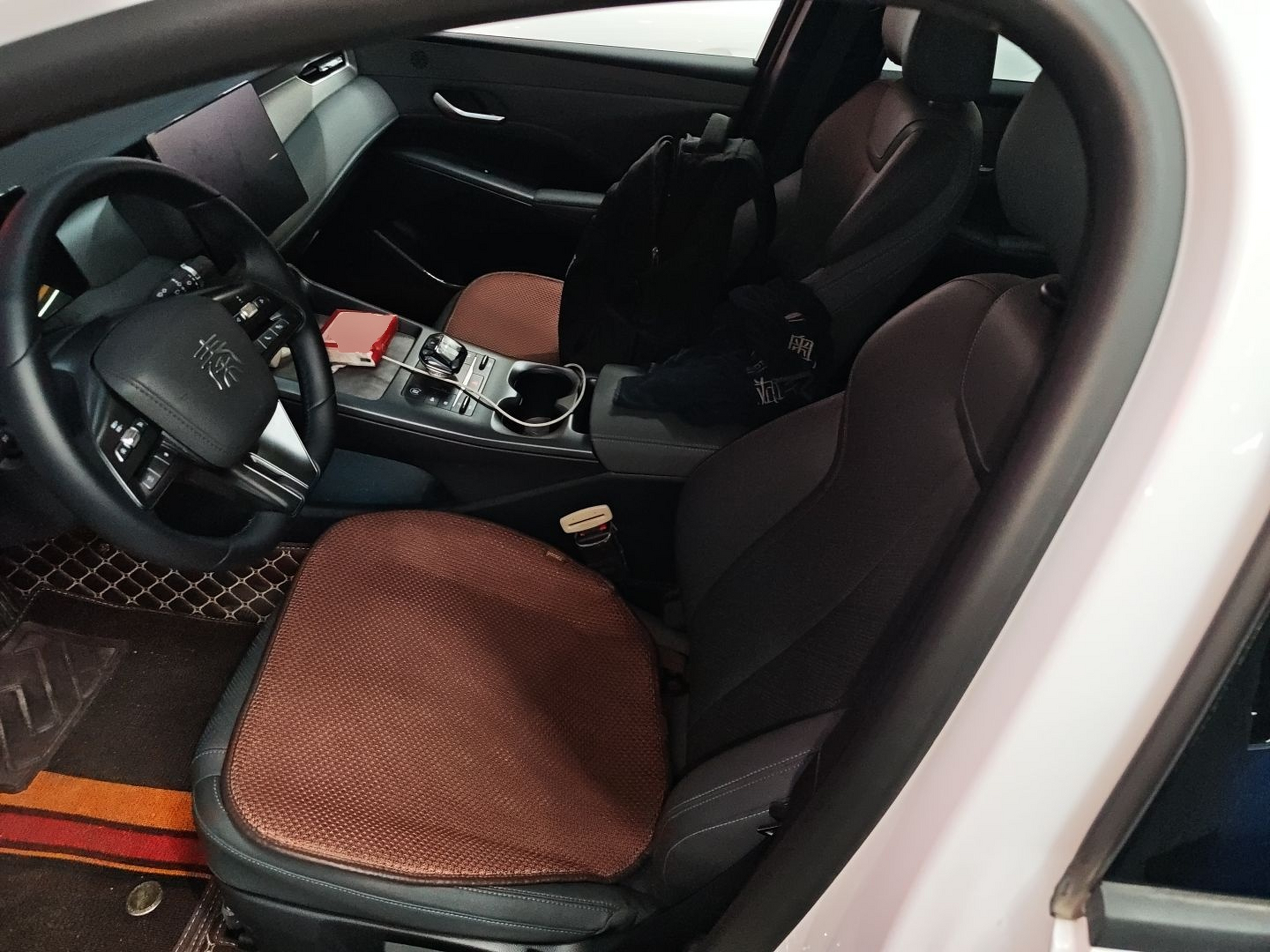 المقاعد الأمامية داخل السيارة