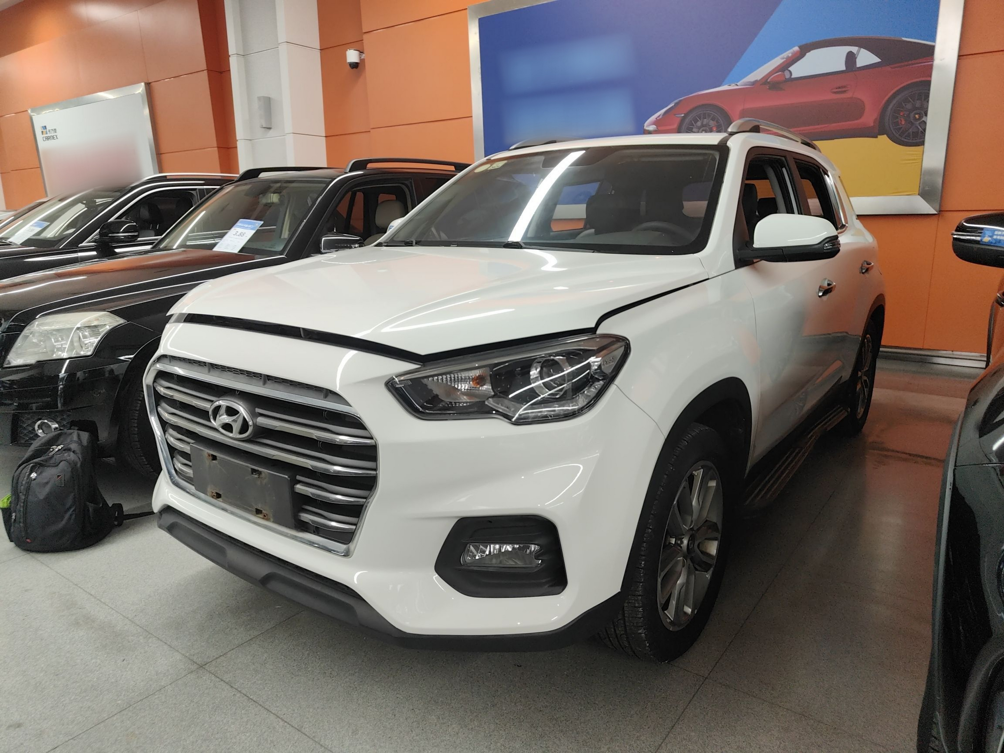 تحت مقدمة السيارة