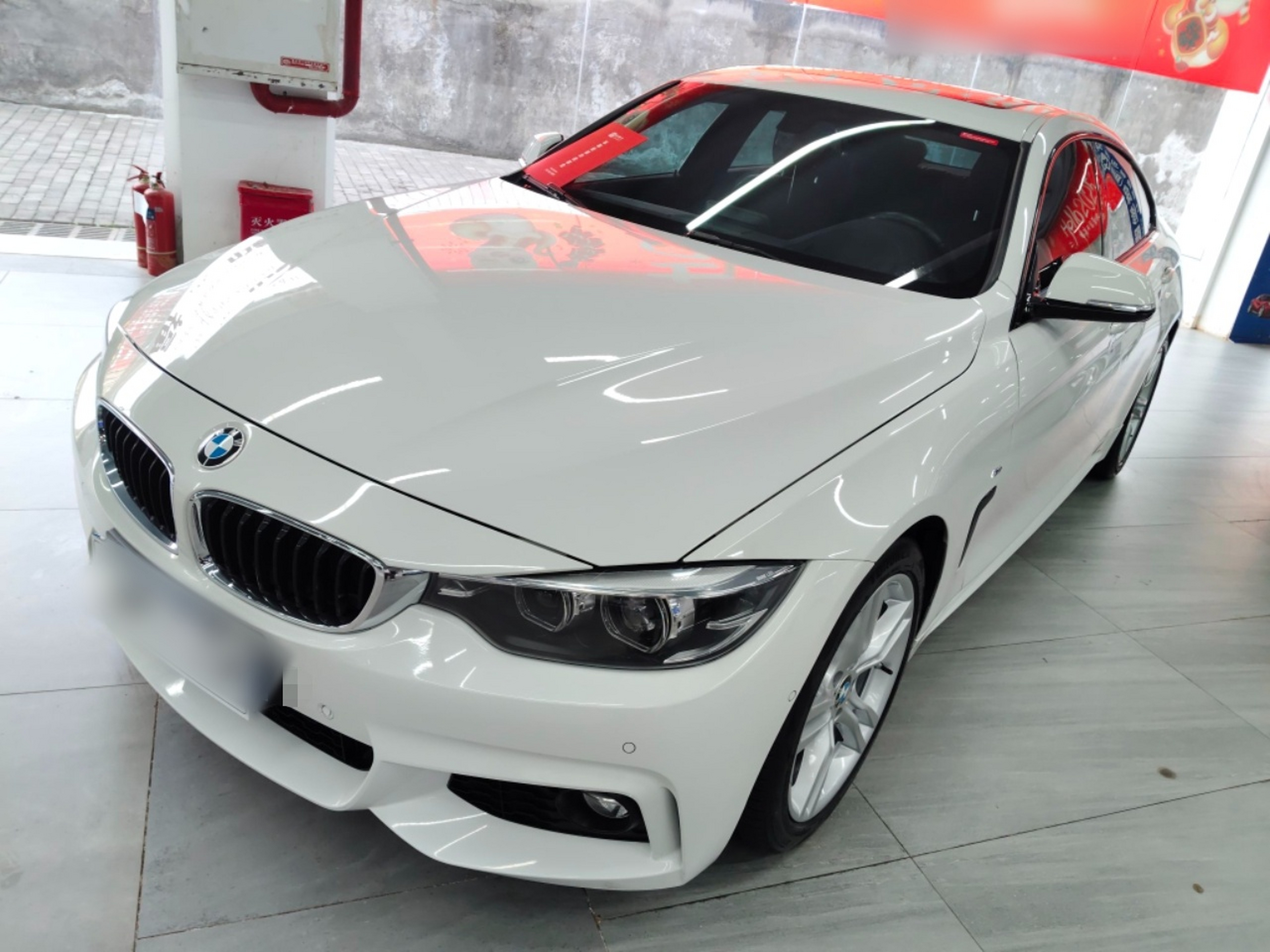 تحت مقدمة السيارة