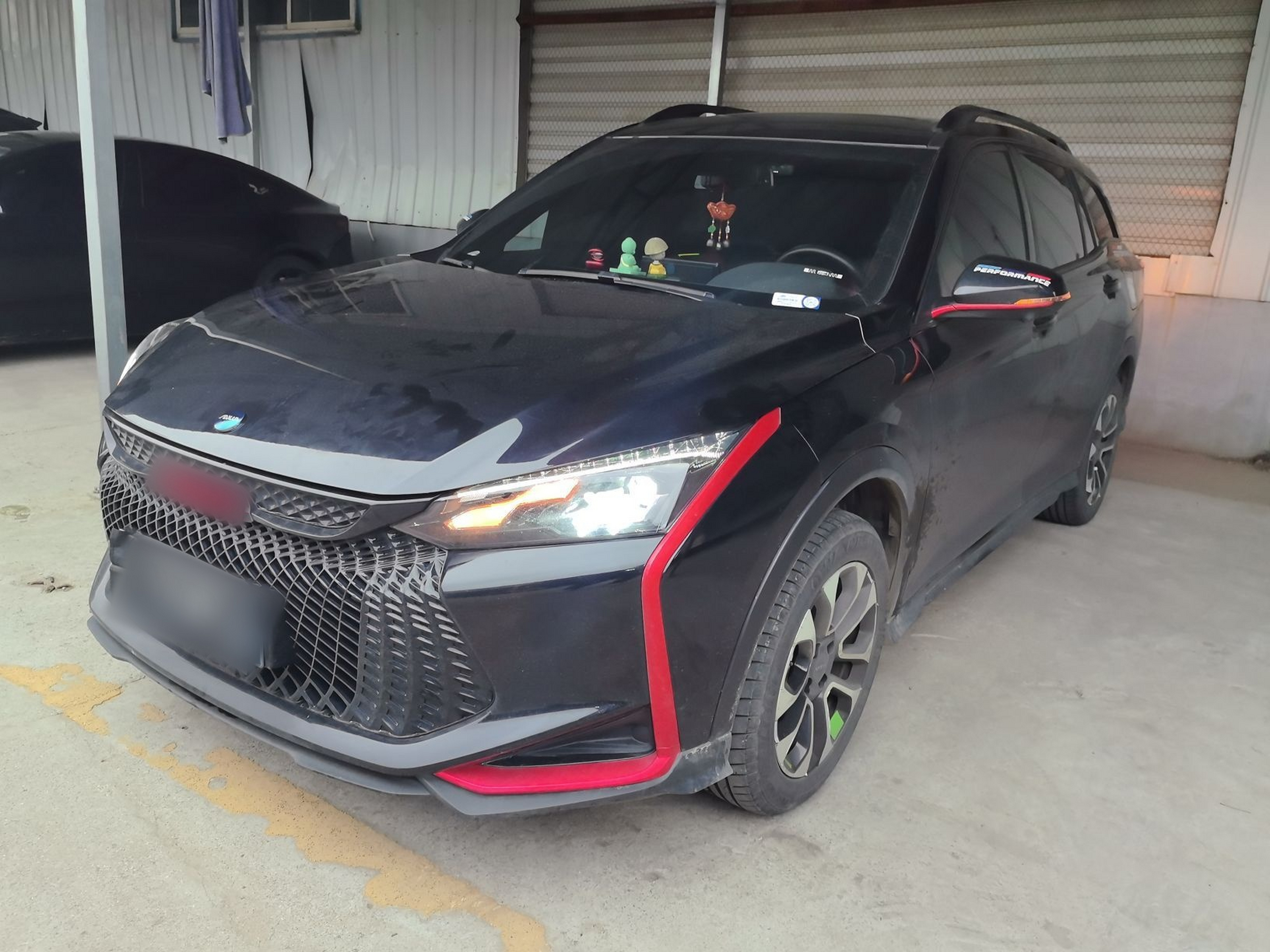 Под передней частью автомобиля