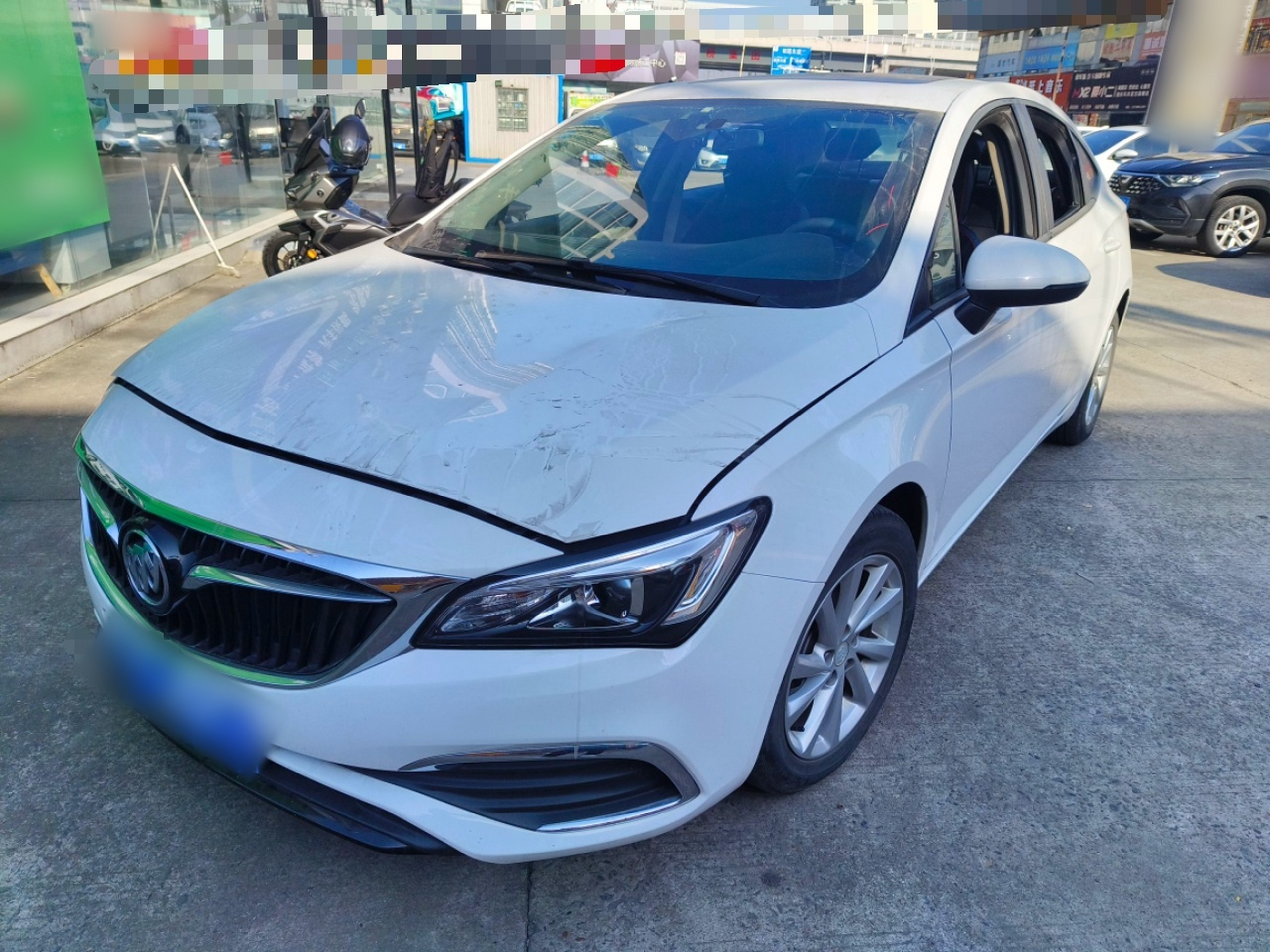 تحت مقدمة السيارة